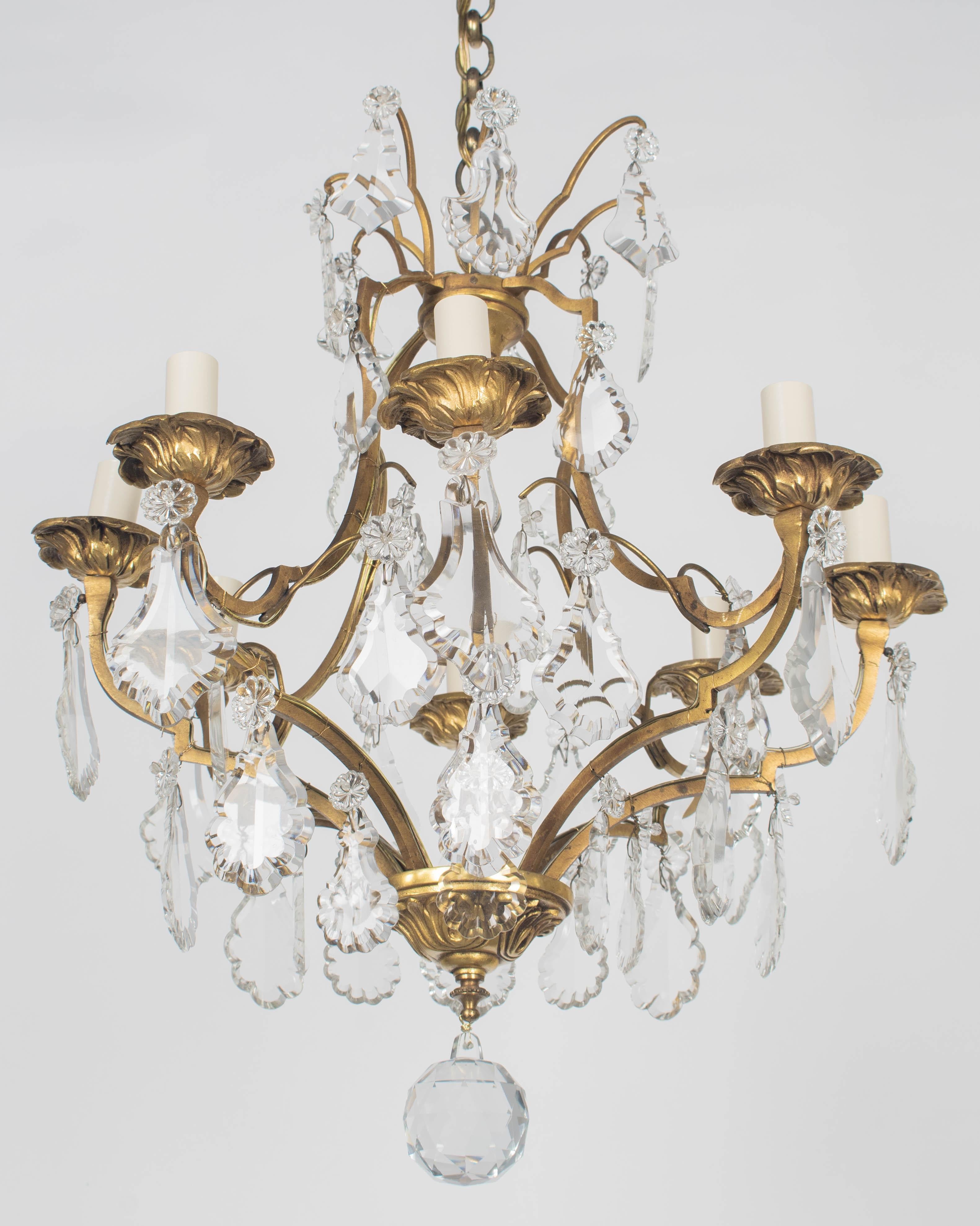 XX secolo Primi anni del 1900  Lampadario a 8 luci in ottone e prisma in stile Luigi XV in vendita