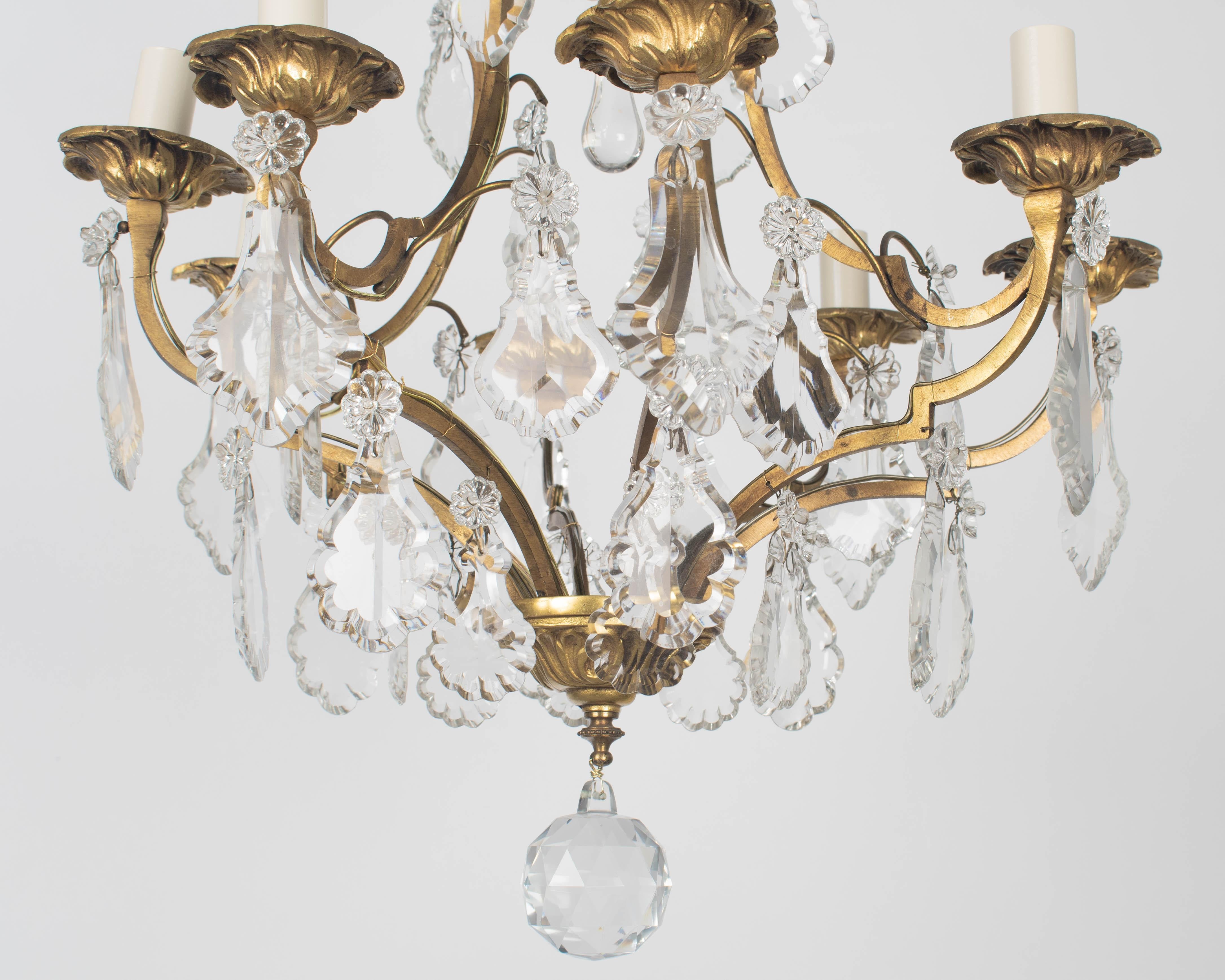 Ottone Primi anni del 1900  Lampadario a 8 luci in ottone e prisma in stile Luigi XV in vendita