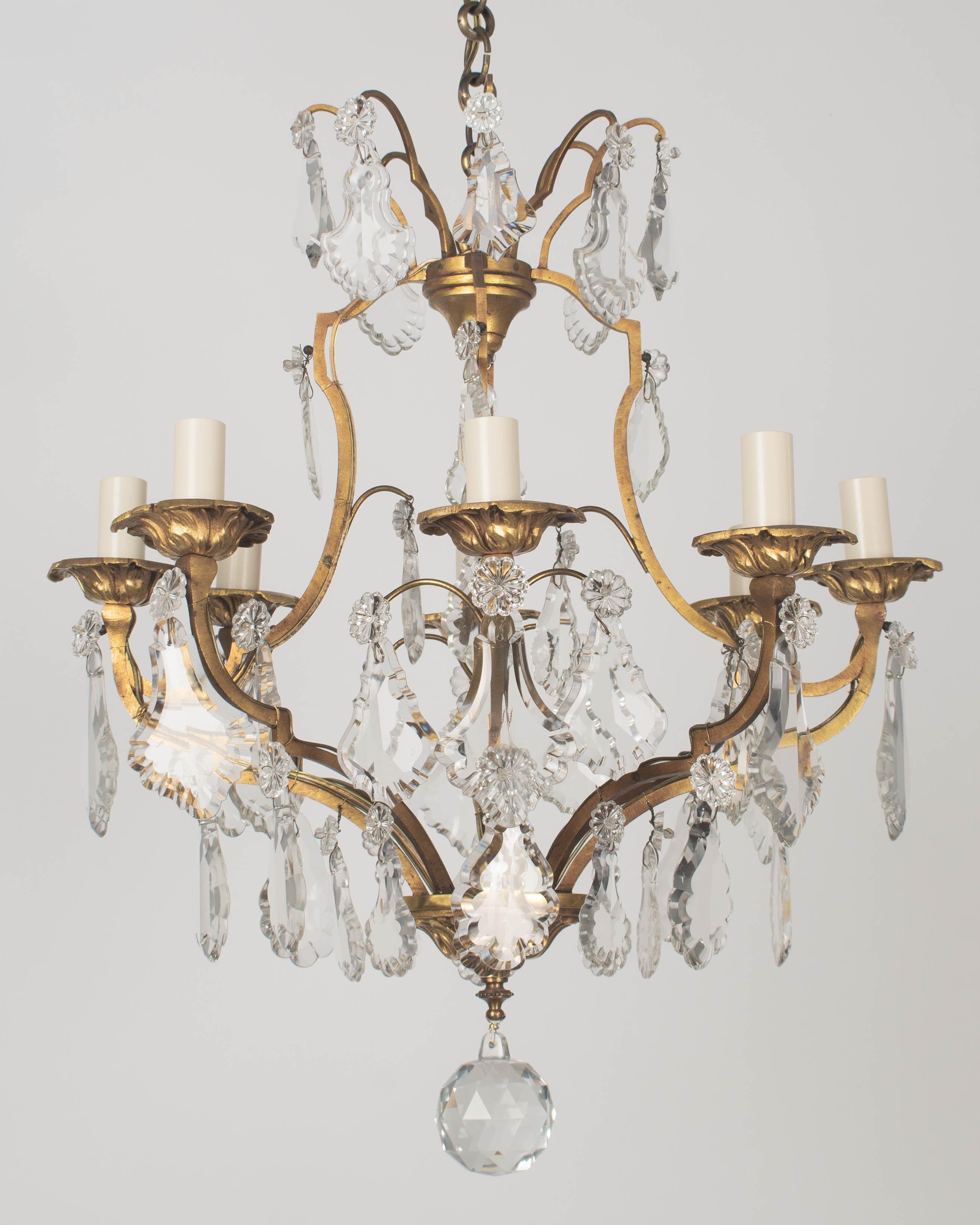 Primi anni del 1900  Lampadario a 8 luci in ottone e prisma in stile Luigi XV in vendita 1