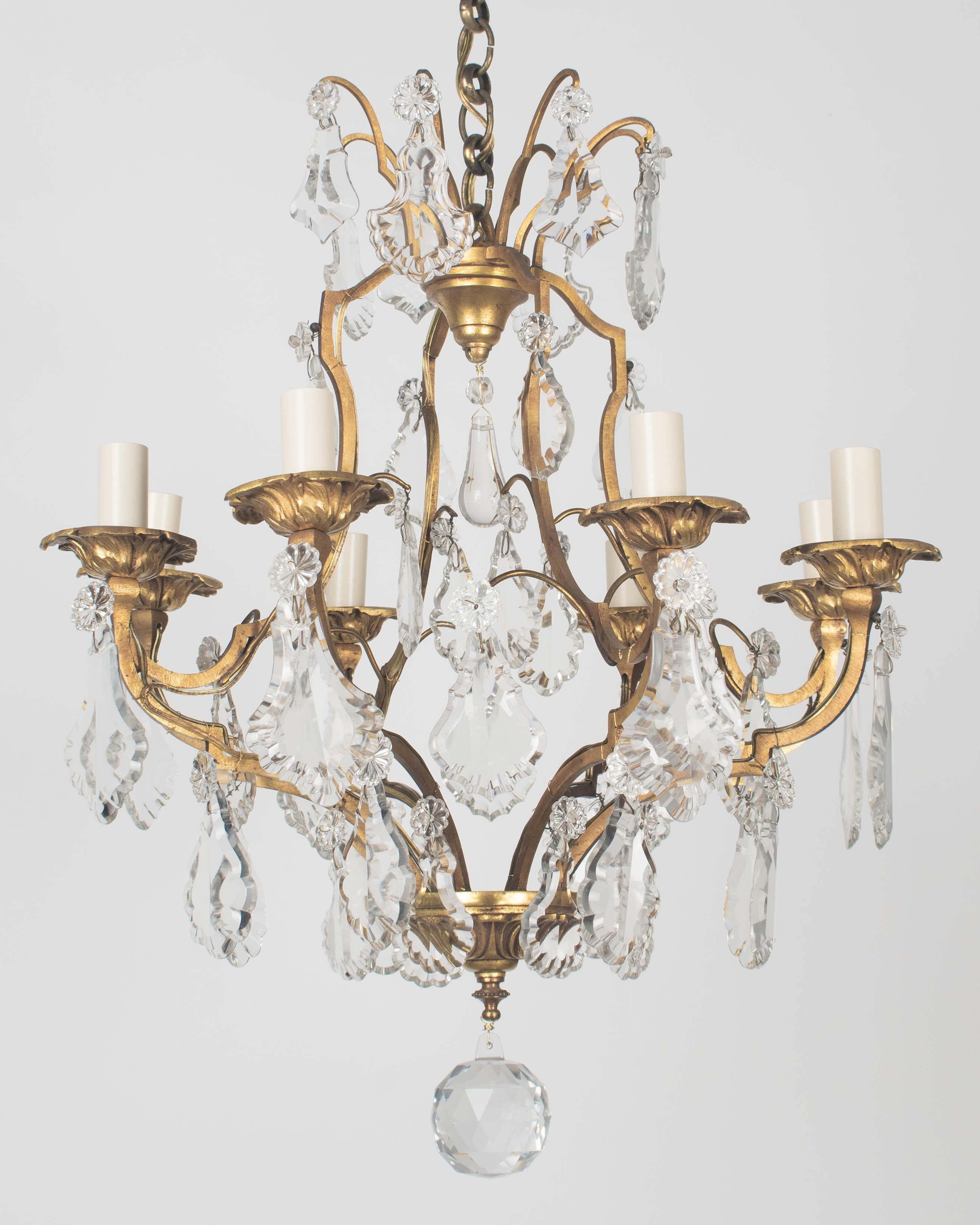 Primi anni del 1900  Lampadario a 8 luci in ottone e prisma in stile Luigi XV in vendita 2