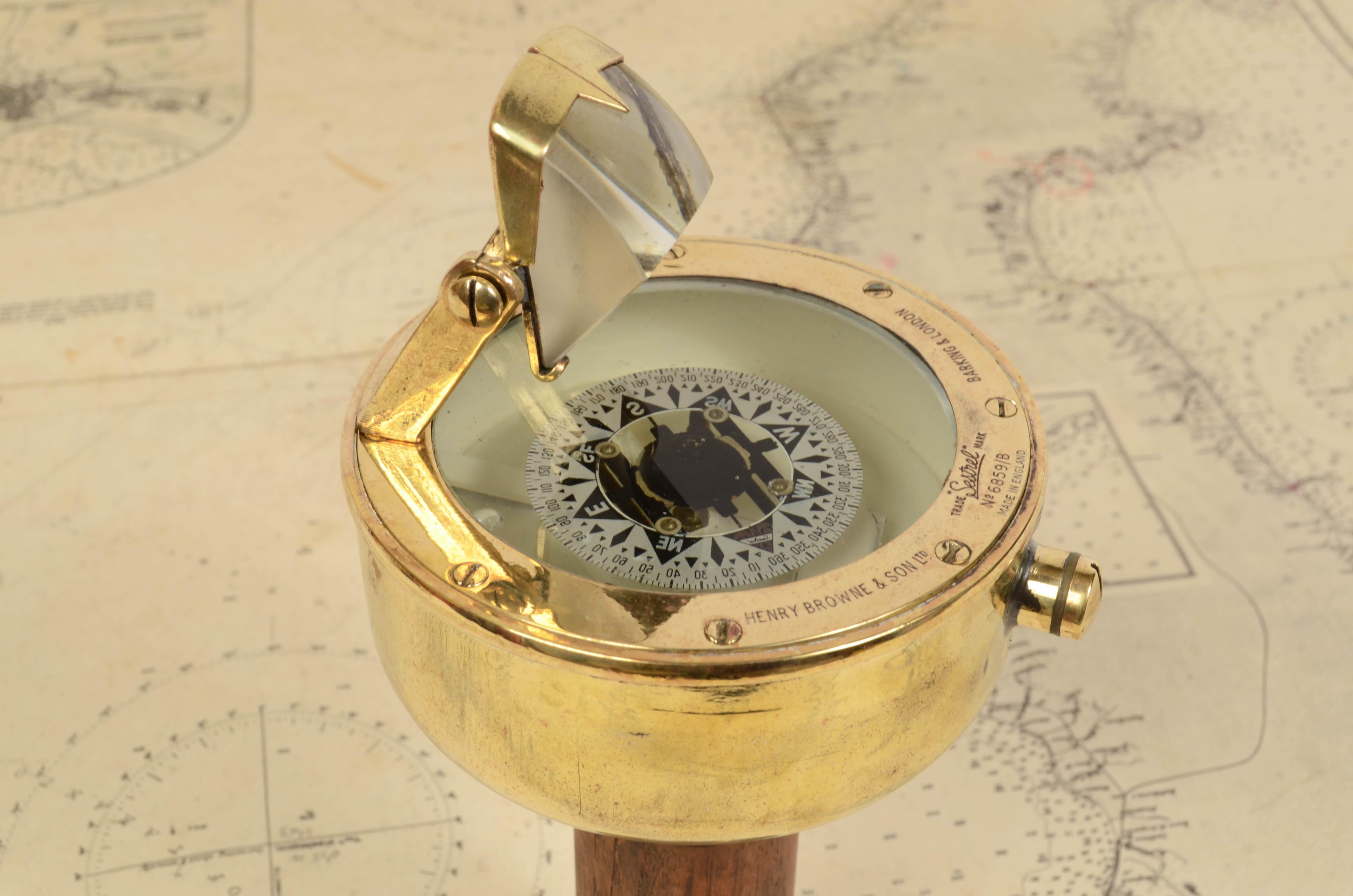 Hand-held magnetic bearing compass, signed Henry Browne & Son Ltd Sestrel Made in England, early 1900s. Support base made of turned brass. Height 23 cm - 9 inches, compass diameter 10.5 cm - 4.13 inches. Very good condition.
It is a small antique