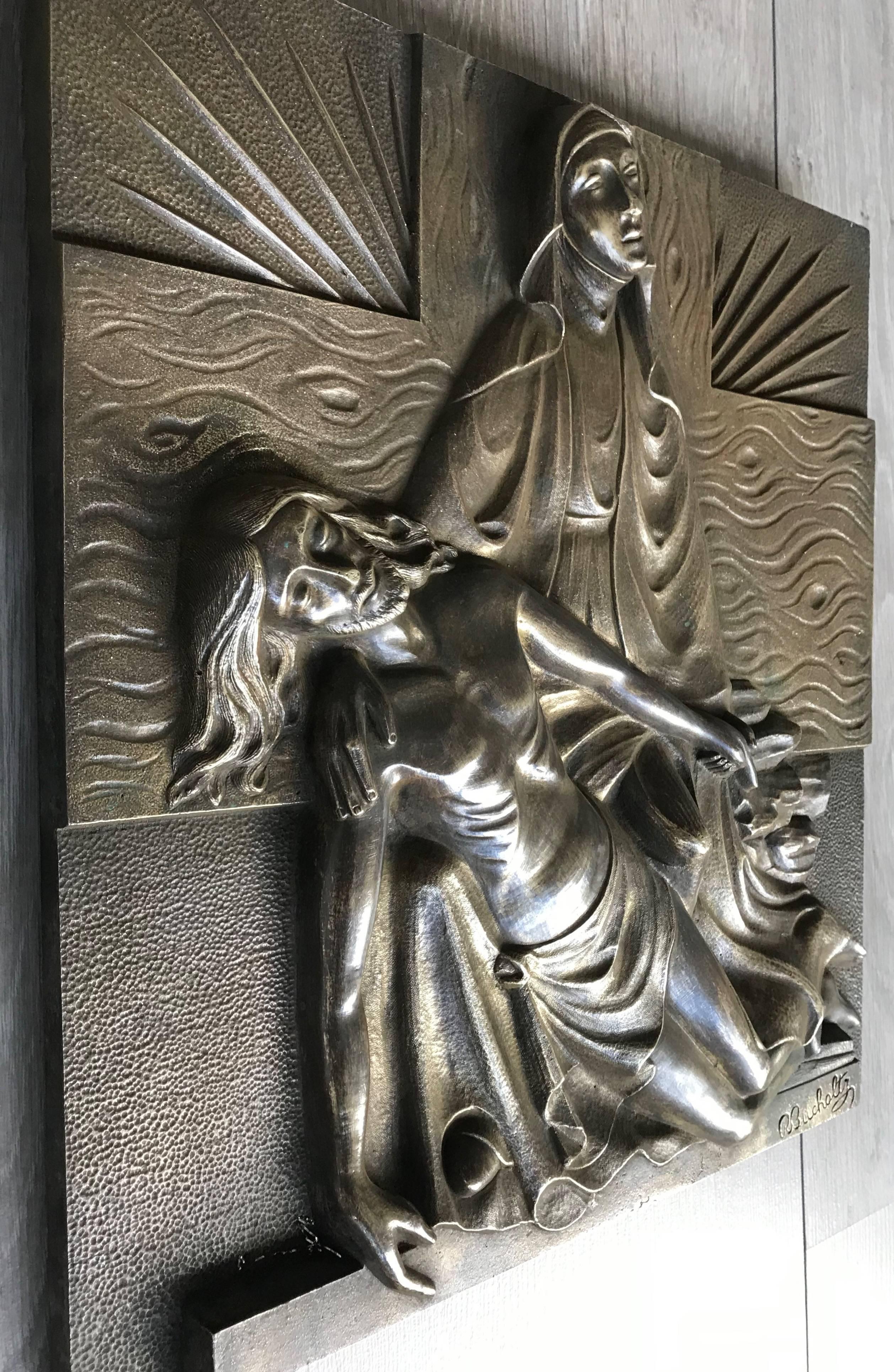 Plaque murale religieuse en bronze, lourde et de qualité supérieure. 

Cette plaque murale en bronze intense représente la Vierge Marie pleurant le corps de Jésus-Christ après la crucifixion. La lumière sacrée qui se dégage de l'arrière-plan et