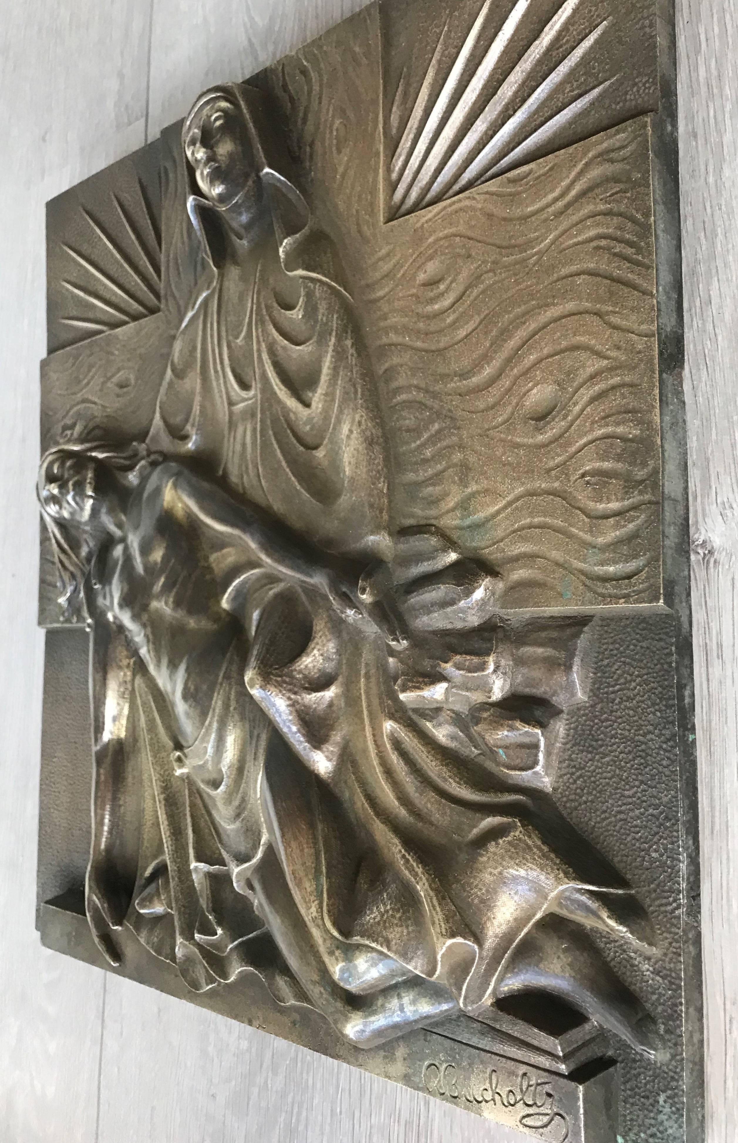 Gothique Plaque murale en bronze en relief représentant la Pieta, datant du début des années 1900, marquée d'époque Art déco en vente