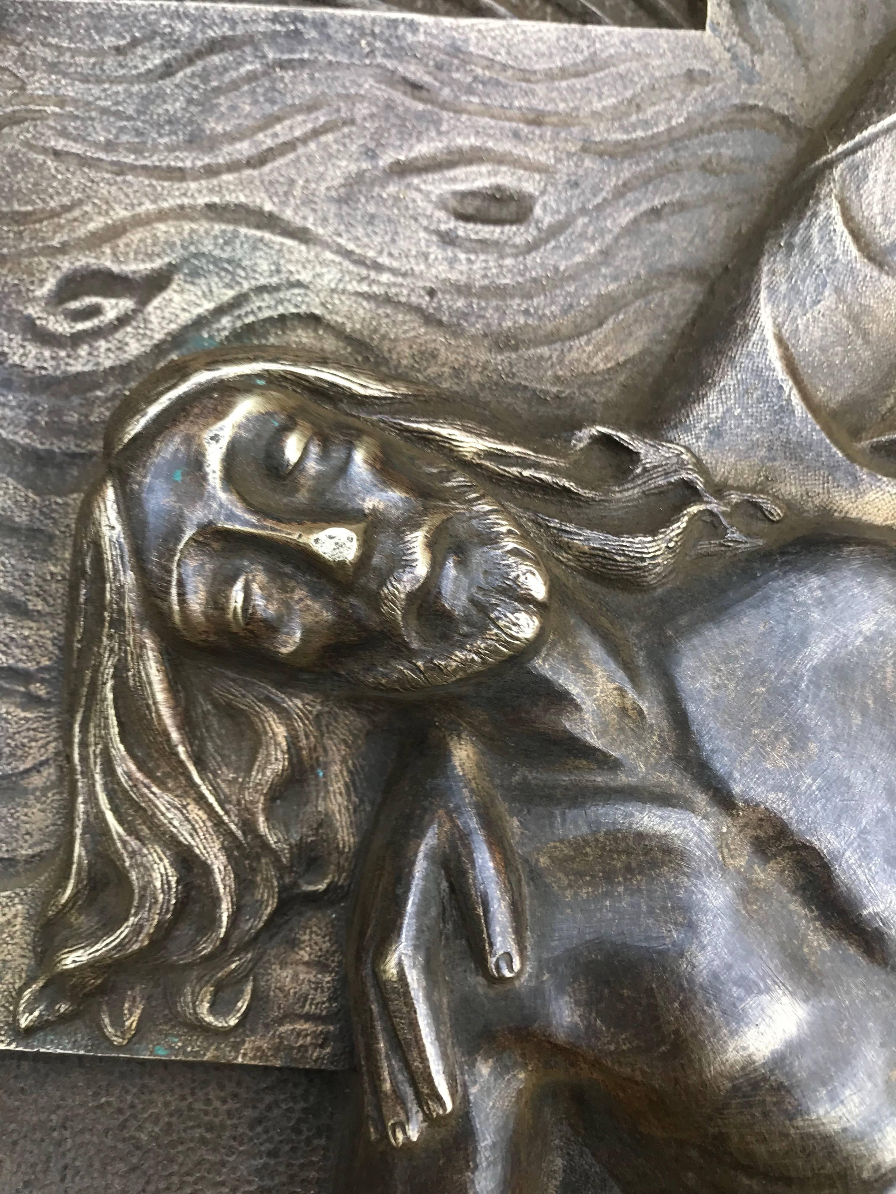Plaque murale en bronze en relief représentant la Pieta, datant du début des années 1900, marquée d'époque Art déco Excellent état - En vente à Lisse, NL