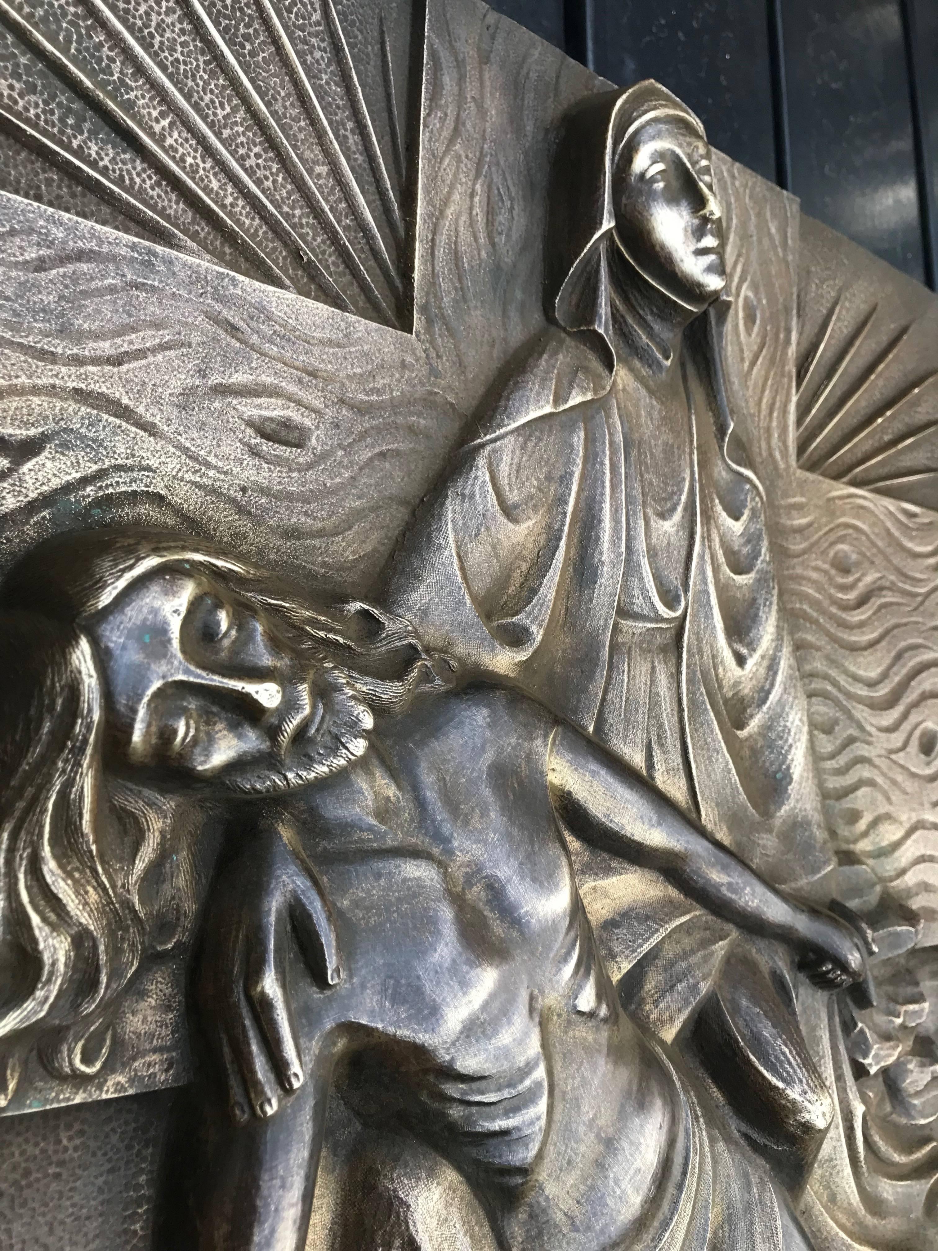 Plaque murale en bronze en relief représentant la Pieta, datant du début des années 1900, marquée d'époque Art déco en vente 1