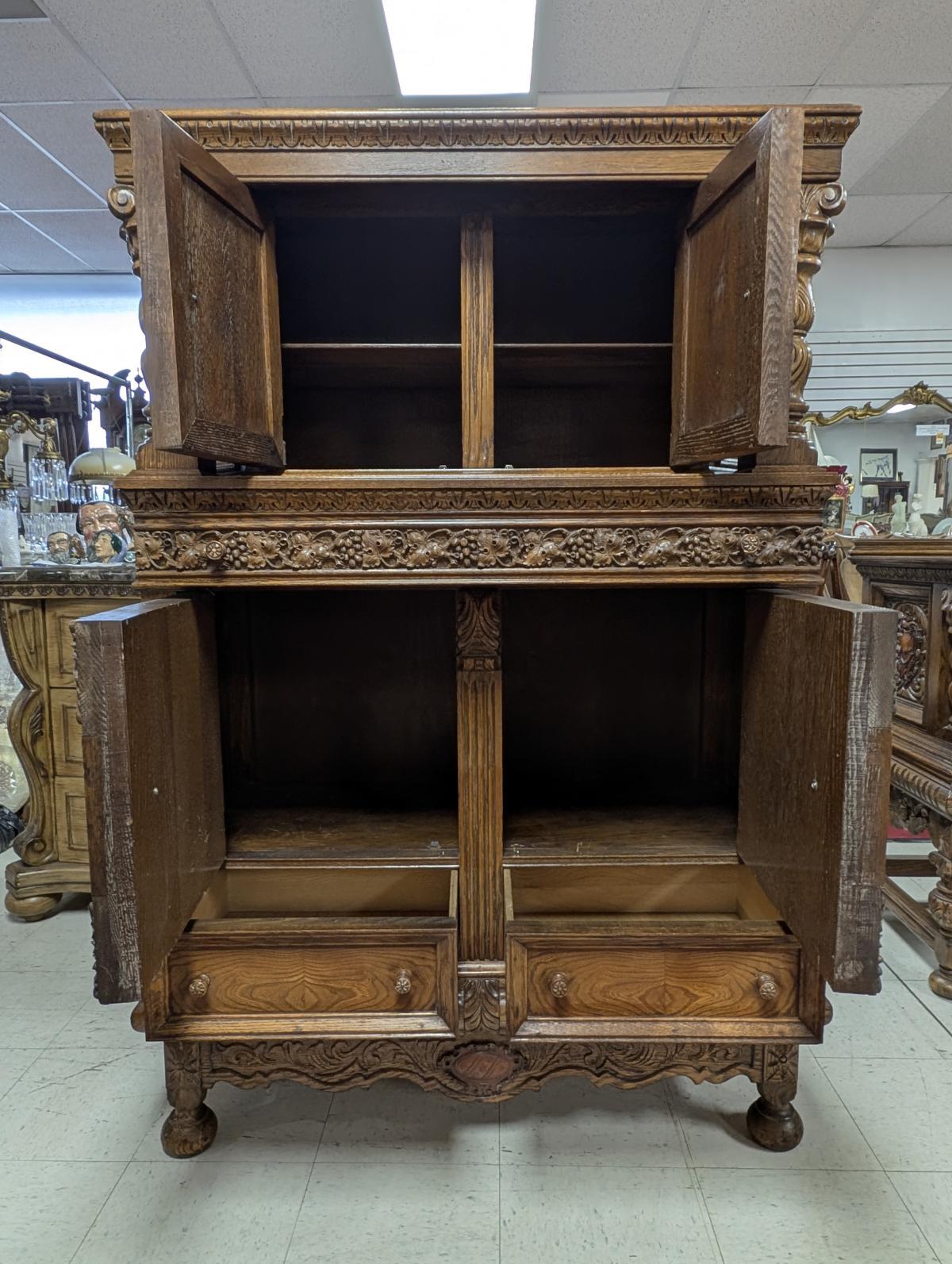 Armoire en chêne du début des années 1900 de style Renaissance Bon état - En vente à Oakwood, GA