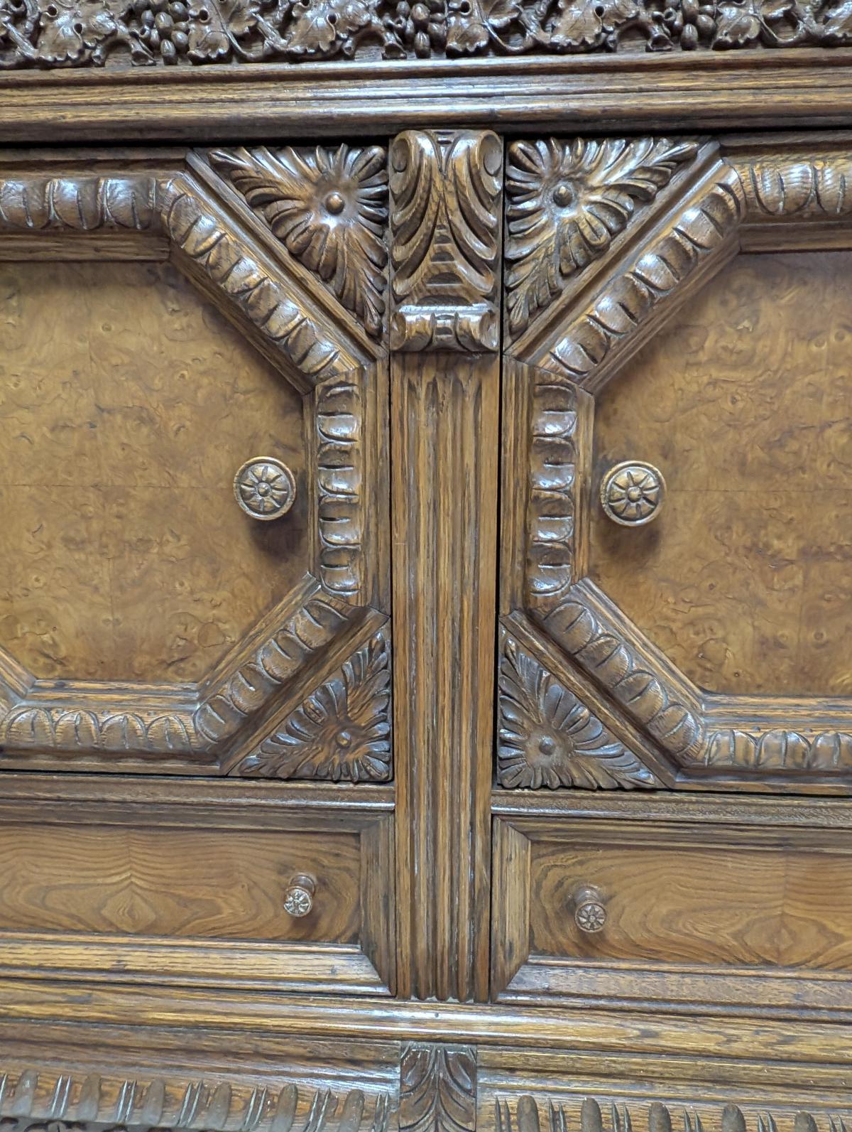 Armoire en chêne du début des années 1900 de style Renaissance en vente 2
