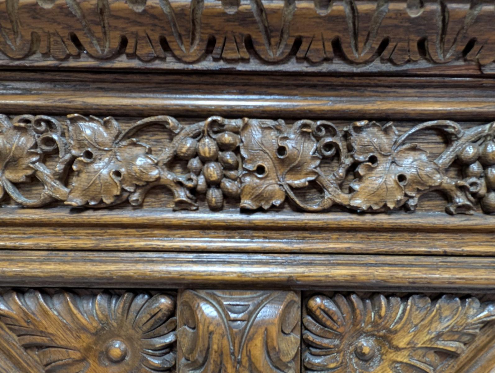 Armoire en chêne du début des années 1900 de style Renaissance en vente 3
