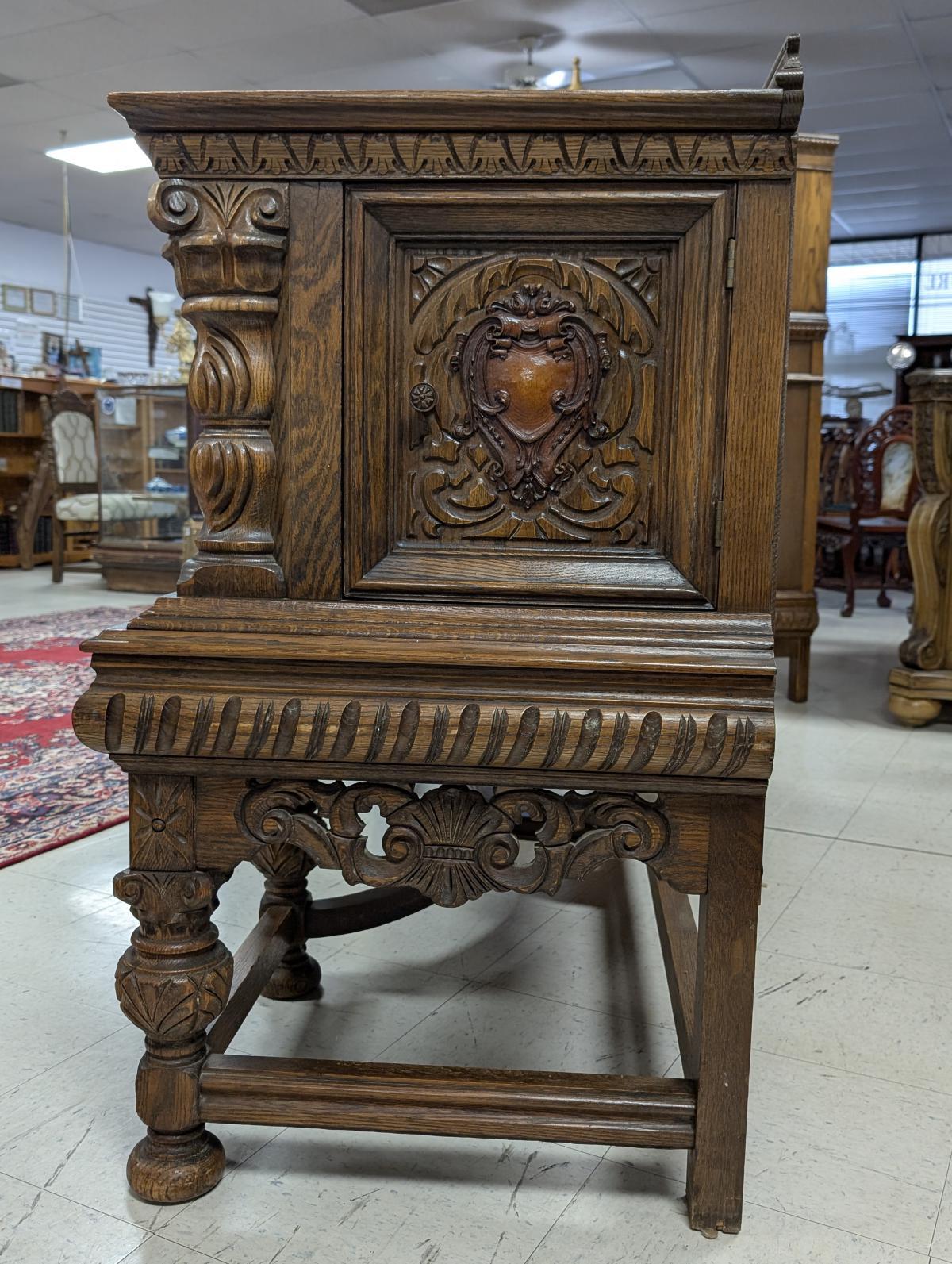 Credenza, buffet in stile rinascimentale in Oak dei primi del '900 In condizioni buone in vendita a Oakwood, GA
