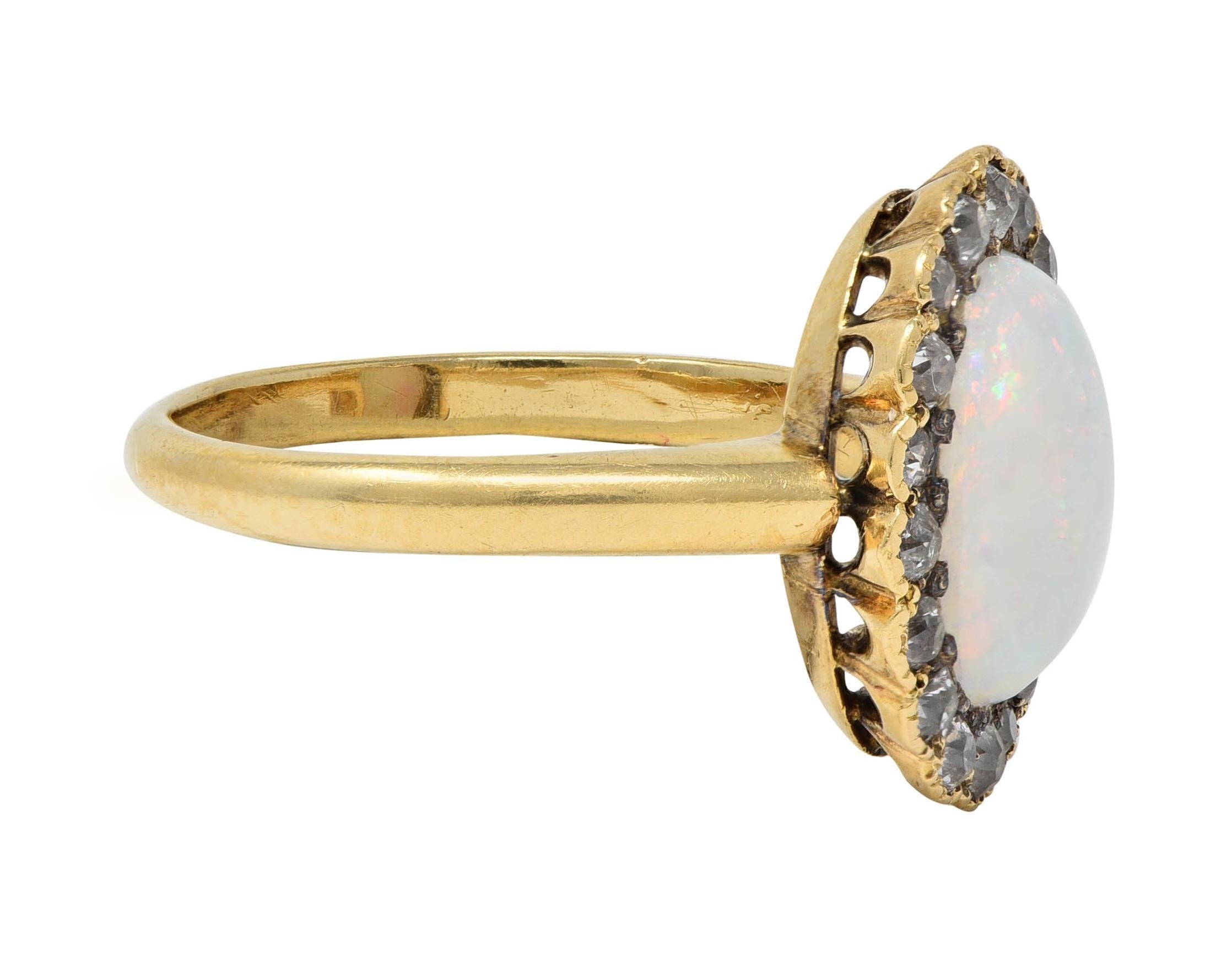 Anillo de halo antiguo de oro amarillo de 14 quilates con ópalo y diamantes de principios de 1900 Cabujón en venta
