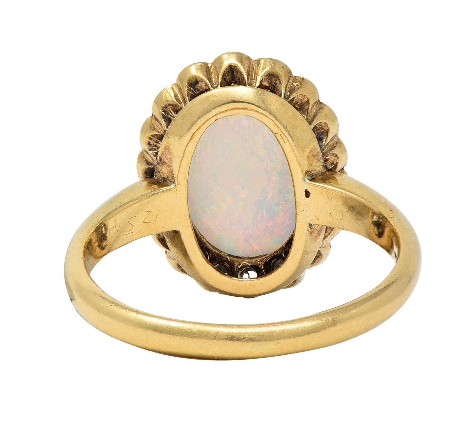Anillo de halo antiguo de oro amarillo de 14 quilates con ópalo y diamantes de principios de 1900 en Excelente estado para la venta en Philadelphia, PA