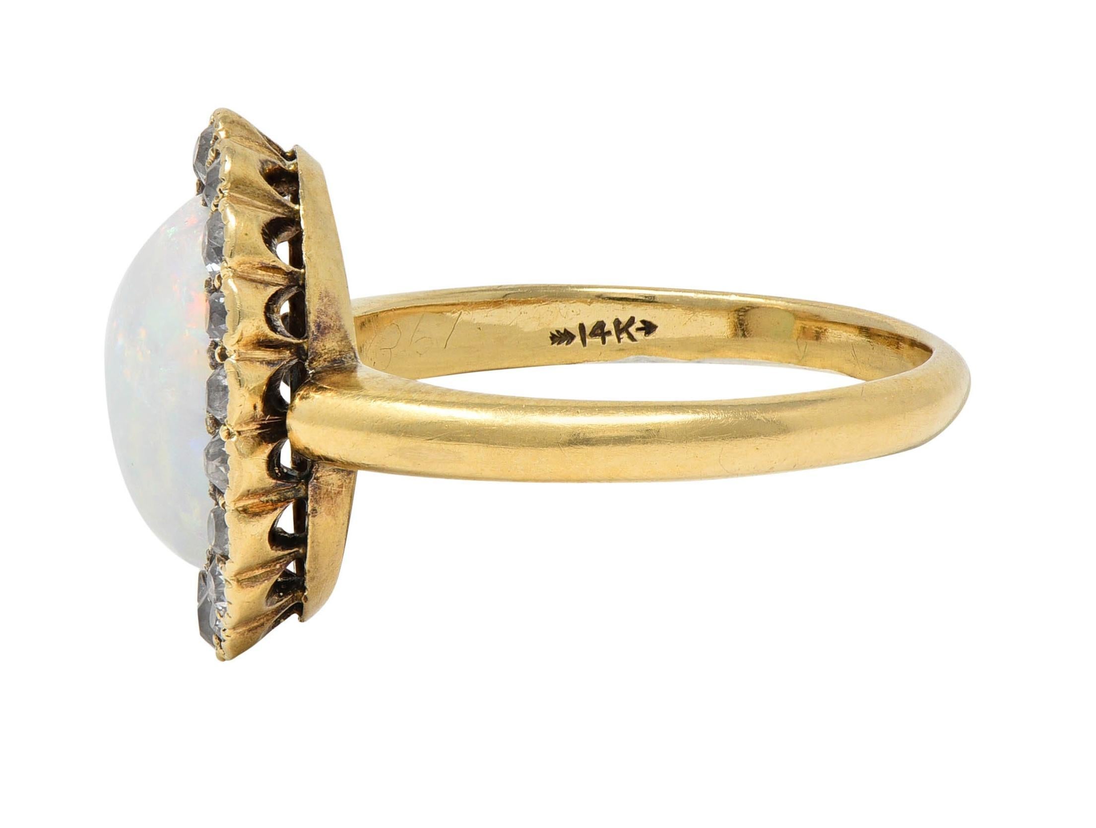 Femenino o masculino Anillo de halo antiguo de oro amarillo de 14 quilates con ópalo y diamantes de principios de 1900 en venta