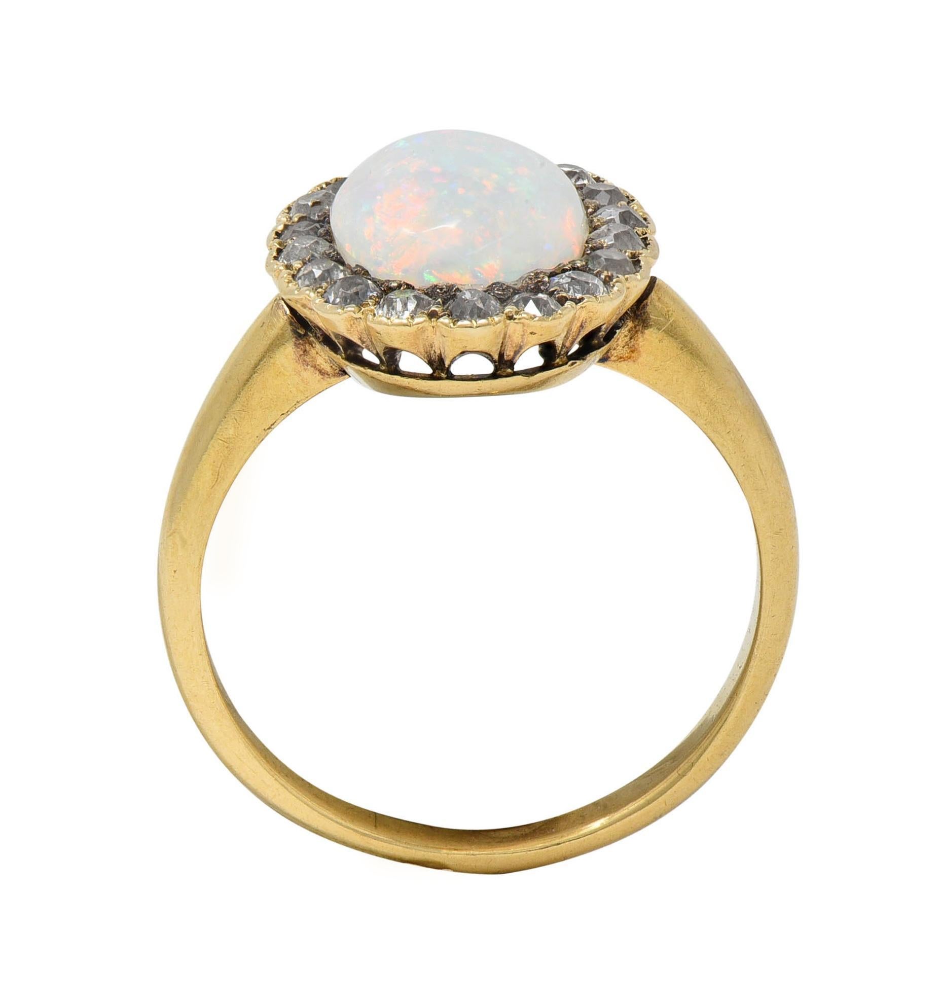 Anillo de halo antiguo de oro amarillo de 14 quilates con ópalo y diamantes de principios de 1900 en venta 3