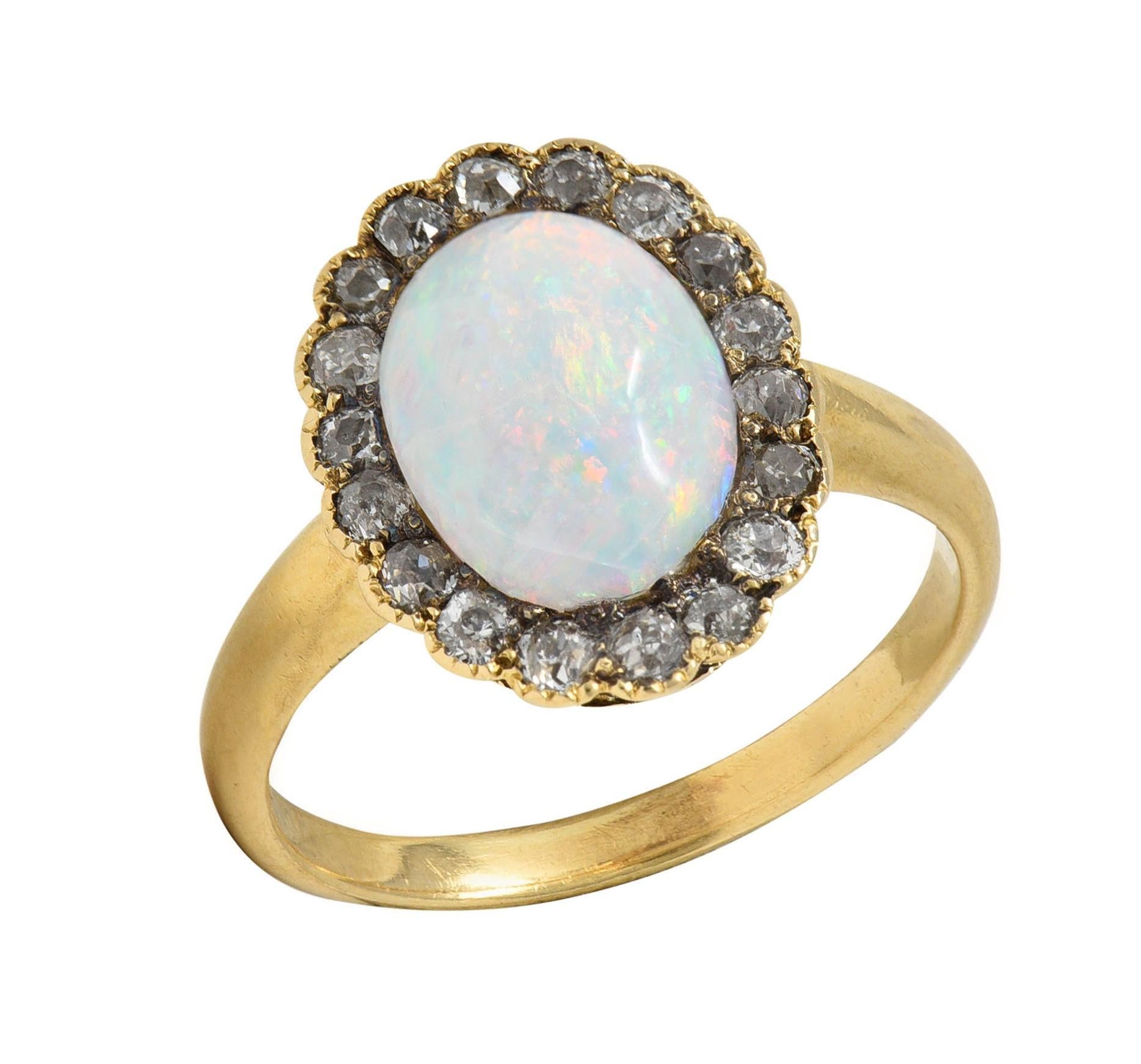 Anillo de halo antiguo de oro amarillo de 14 quilates con ópalo y diamantes de principios de 1900 en venta 4