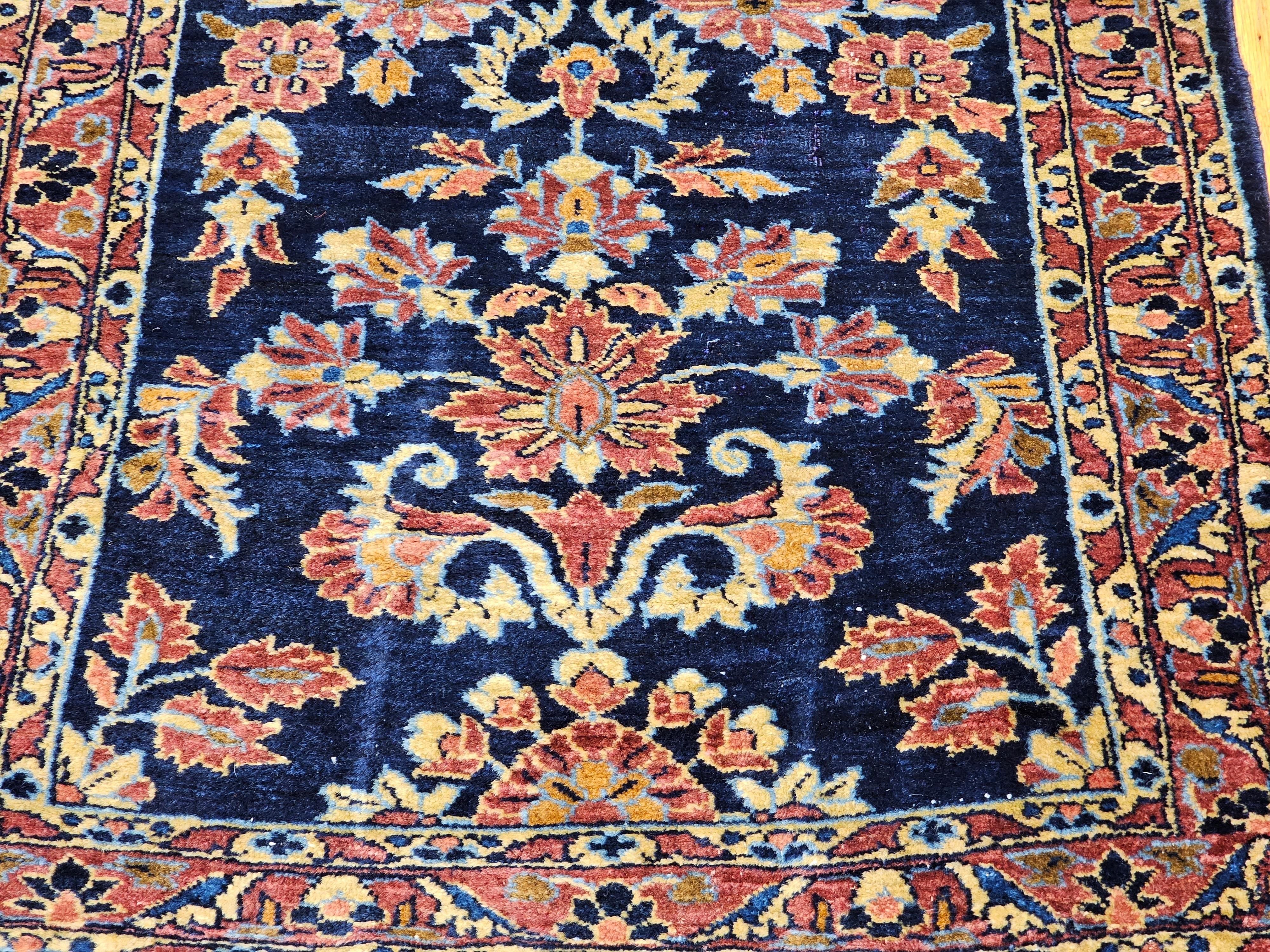 Tapis de couloir persan vintage Lilian à motifs floraux en bleu marine et rose abrash en vente 3