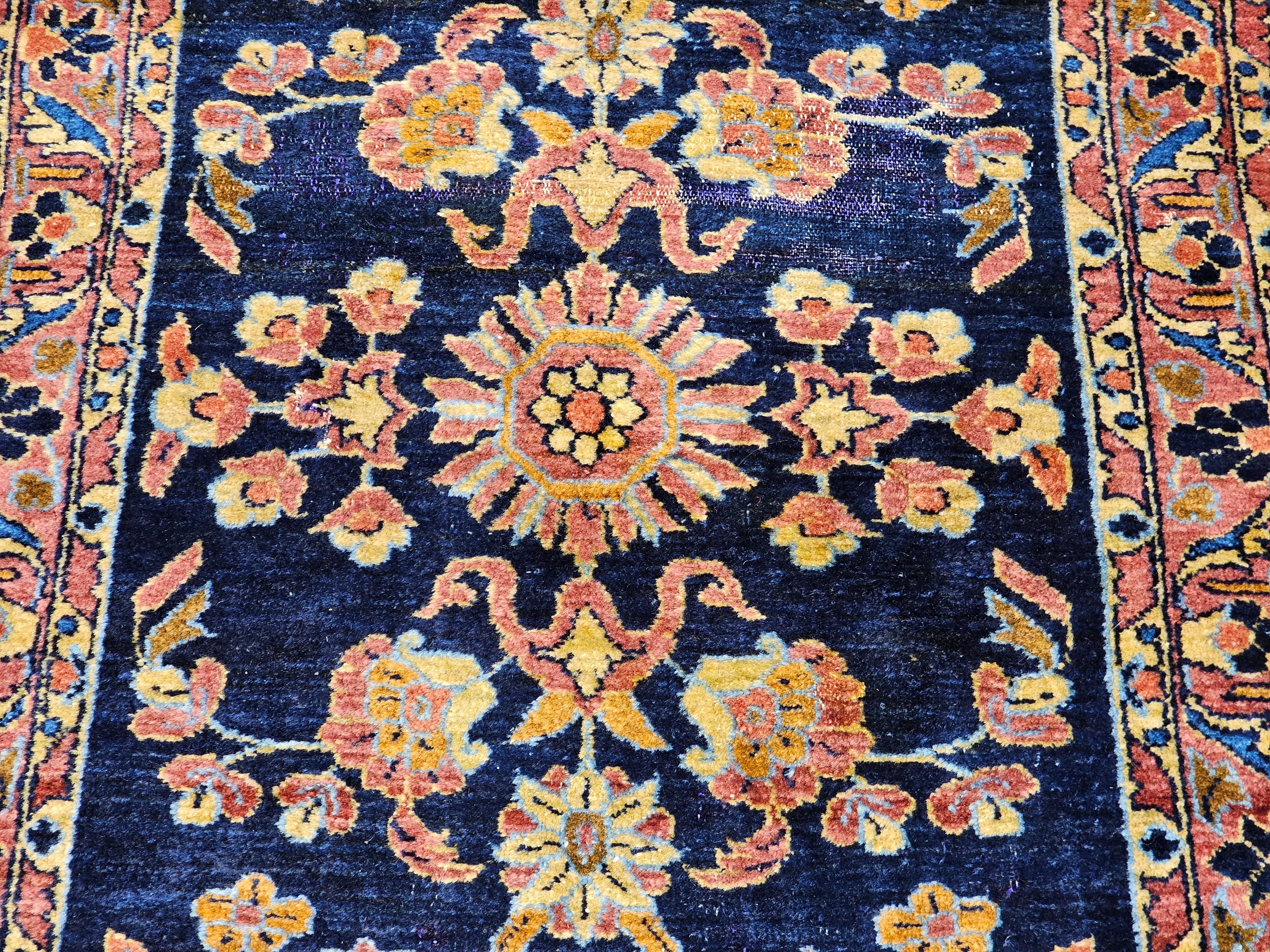 Tapis de couloir persan vintage Lilian à motifs floraux en bleu marine et rose abrash en vente 4