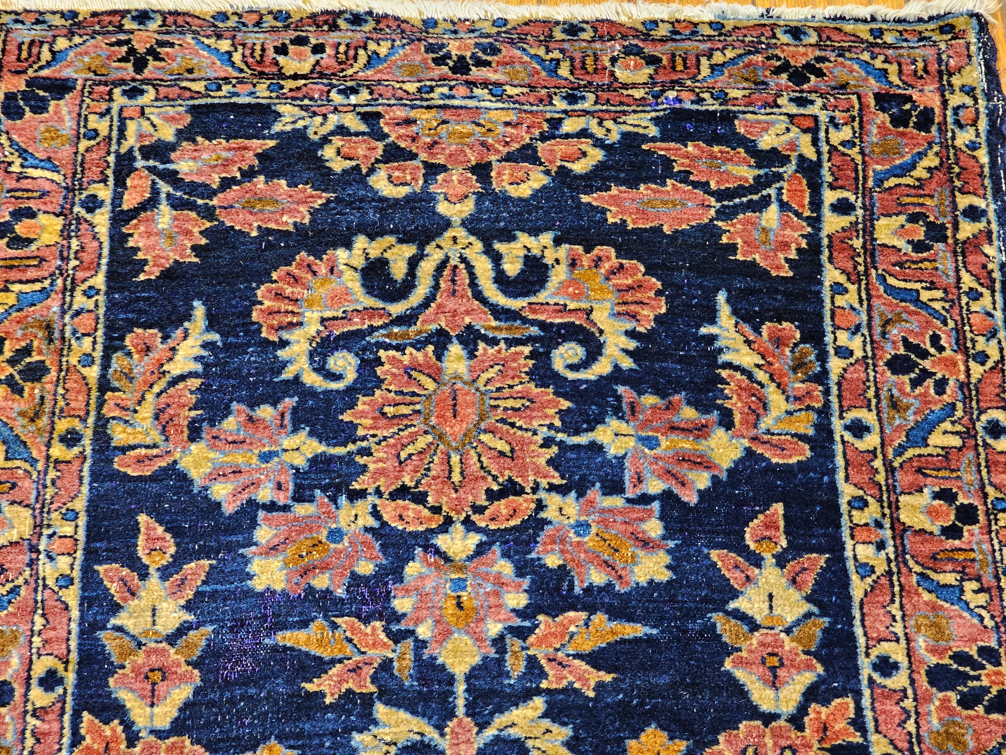Tapis de couloir persan vintage Lilian à motifs floraux en bleu marine et rose abrash en vente 5