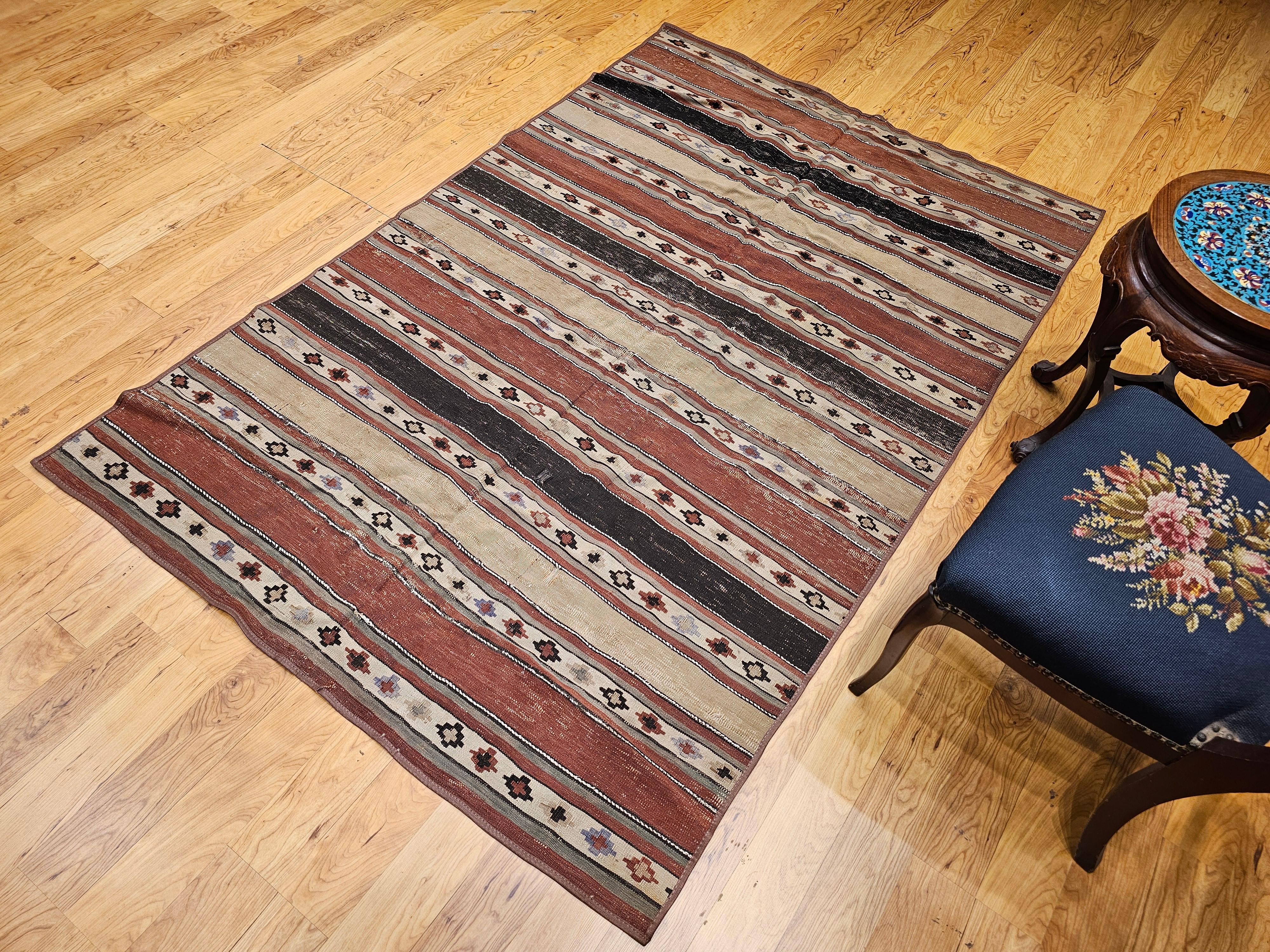 Early 1900s Persian Shahsavan Kilim with Southwestern Earth Tone Colors For Sale 9