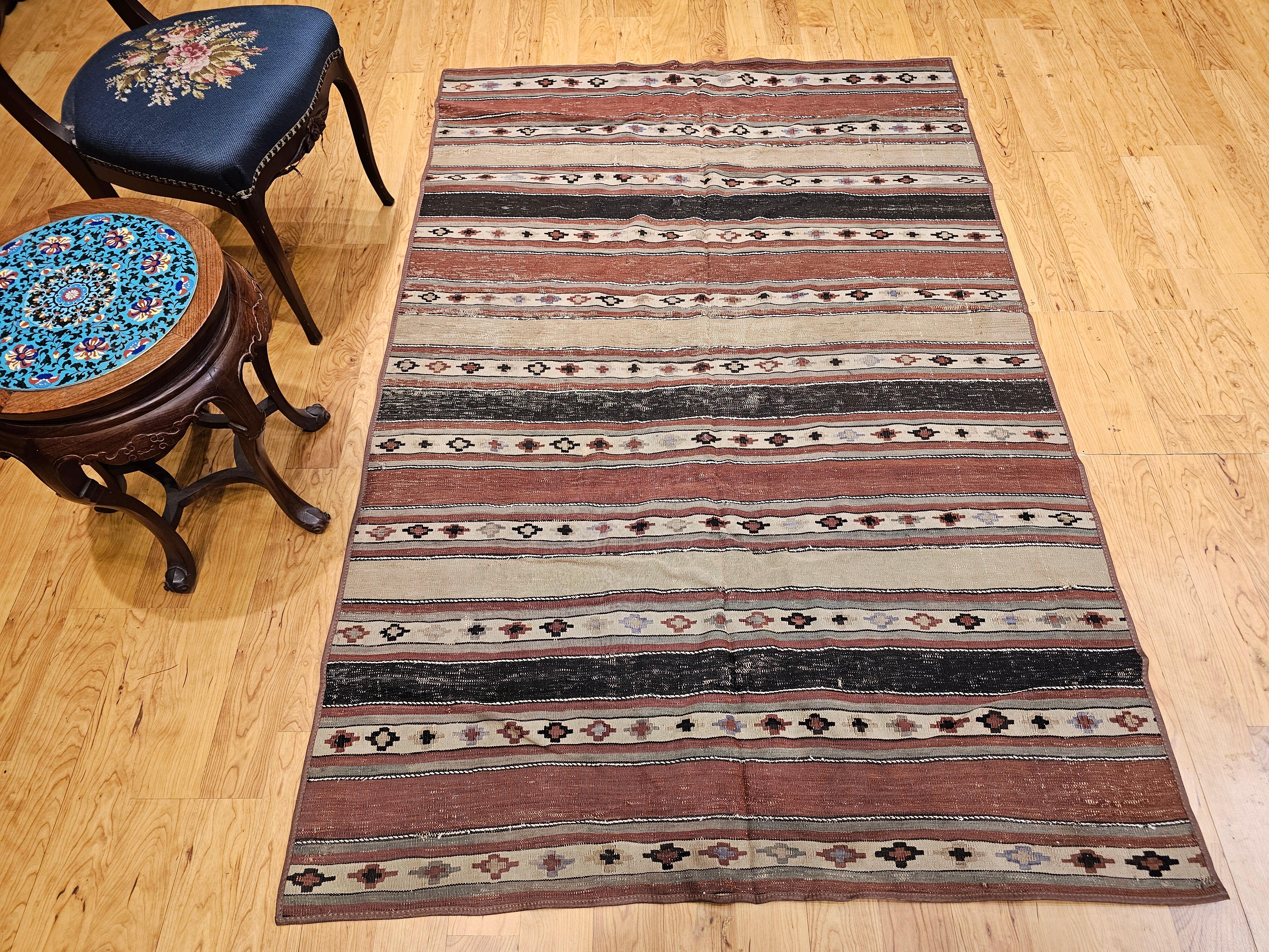 Early 1900s Persian Shahsavan Kilim with Southwestern Earth Tone Colors For Sale 11