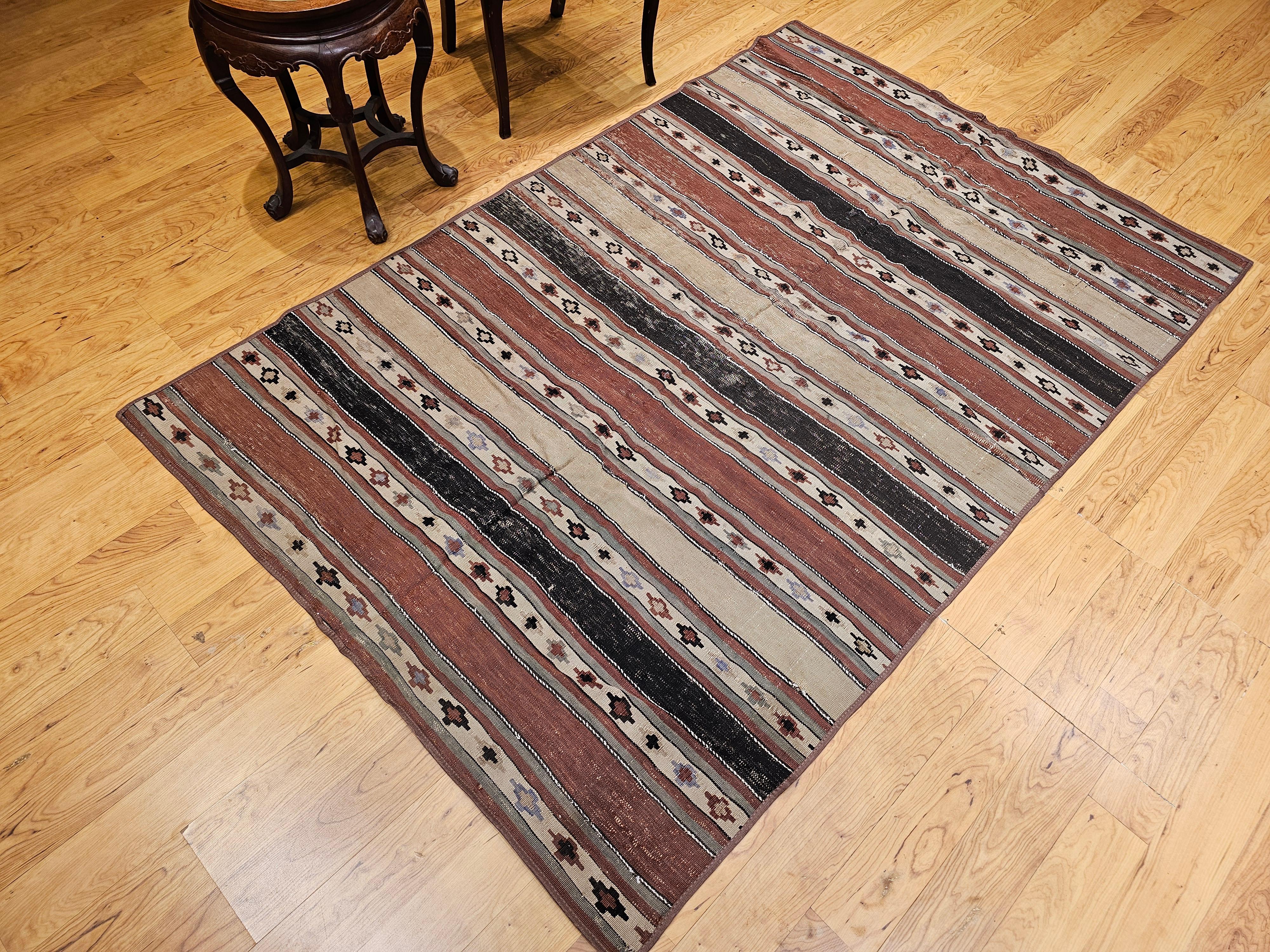 Early 1900s Persian Shahsavan Kilim with Southwestern Earth Tone Colors For Sale 12