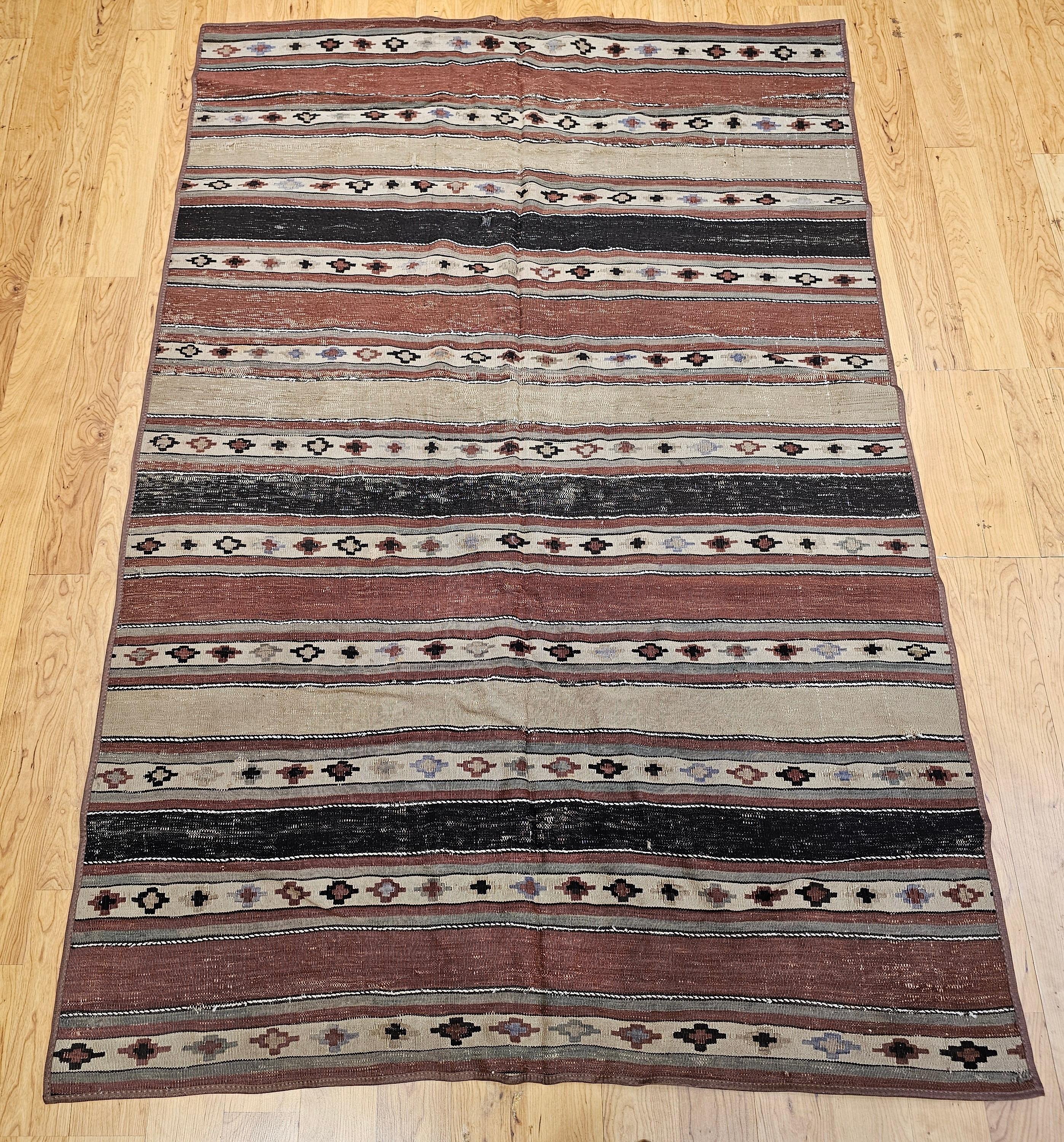 Early 1900s Persian Shahsavan Kilim with Southwestern Earth Tone Colors For Sale 14