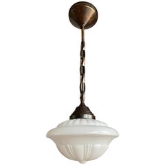 Lampe à suspension / lampe Art Déco rare du début des années 1900 avec abat-jour en verre opalin et chaîne en laiton