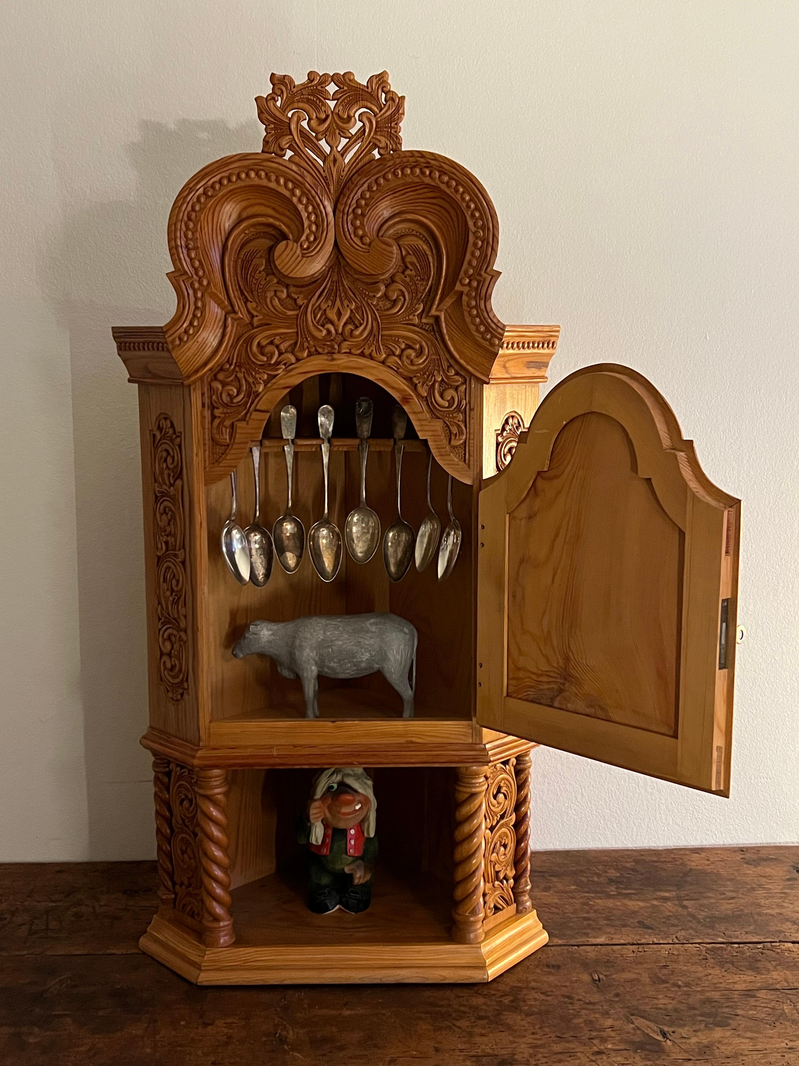 Cabinet d'angle d'art populaire scandinave du début des années 1900 par Martin Dørdal, Norvège en vente 2