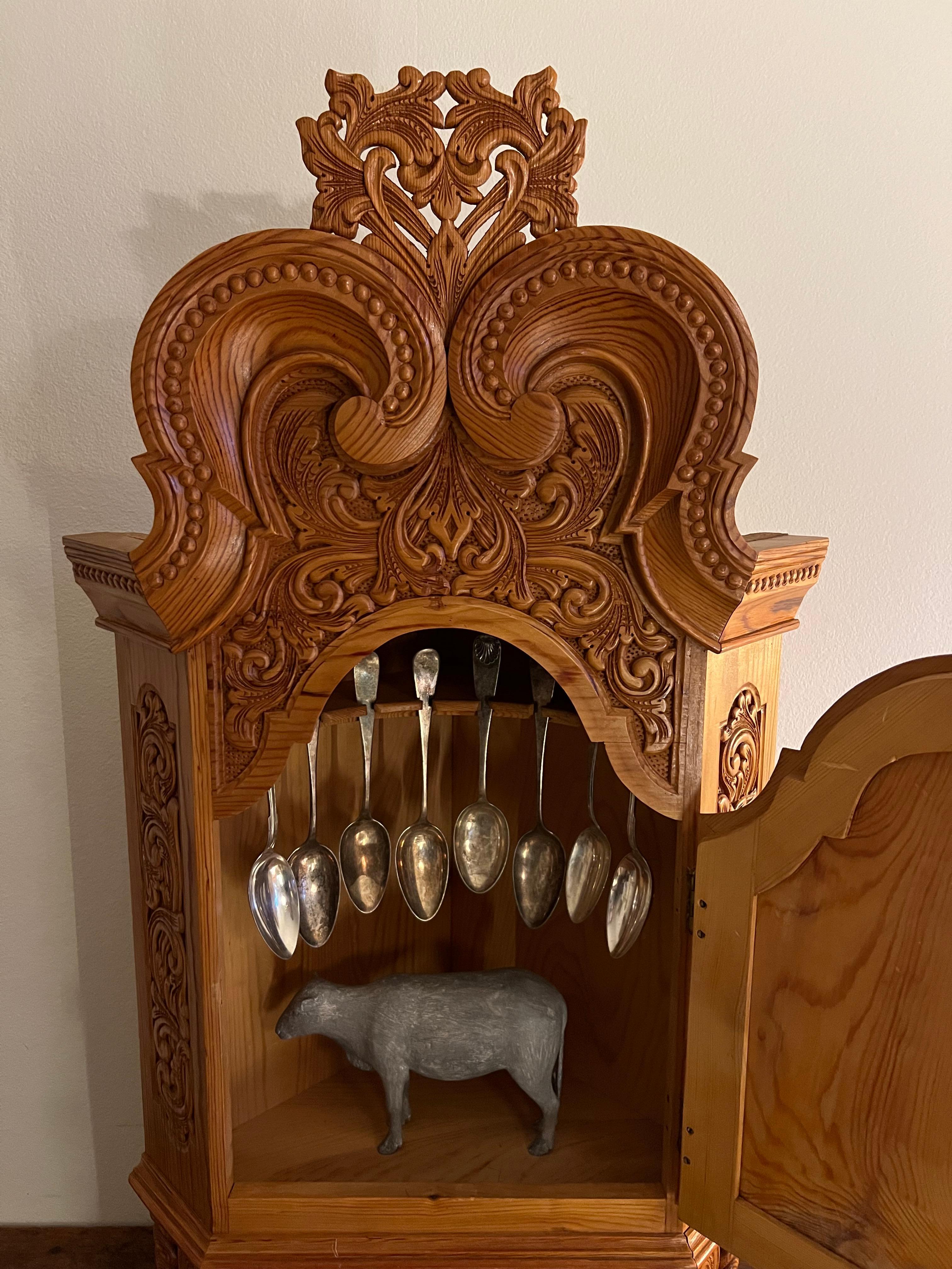 Cabinet d'angle d'art populaire scandinave du début des années 1900 par Martin Dørdal, Norvège en vente 3