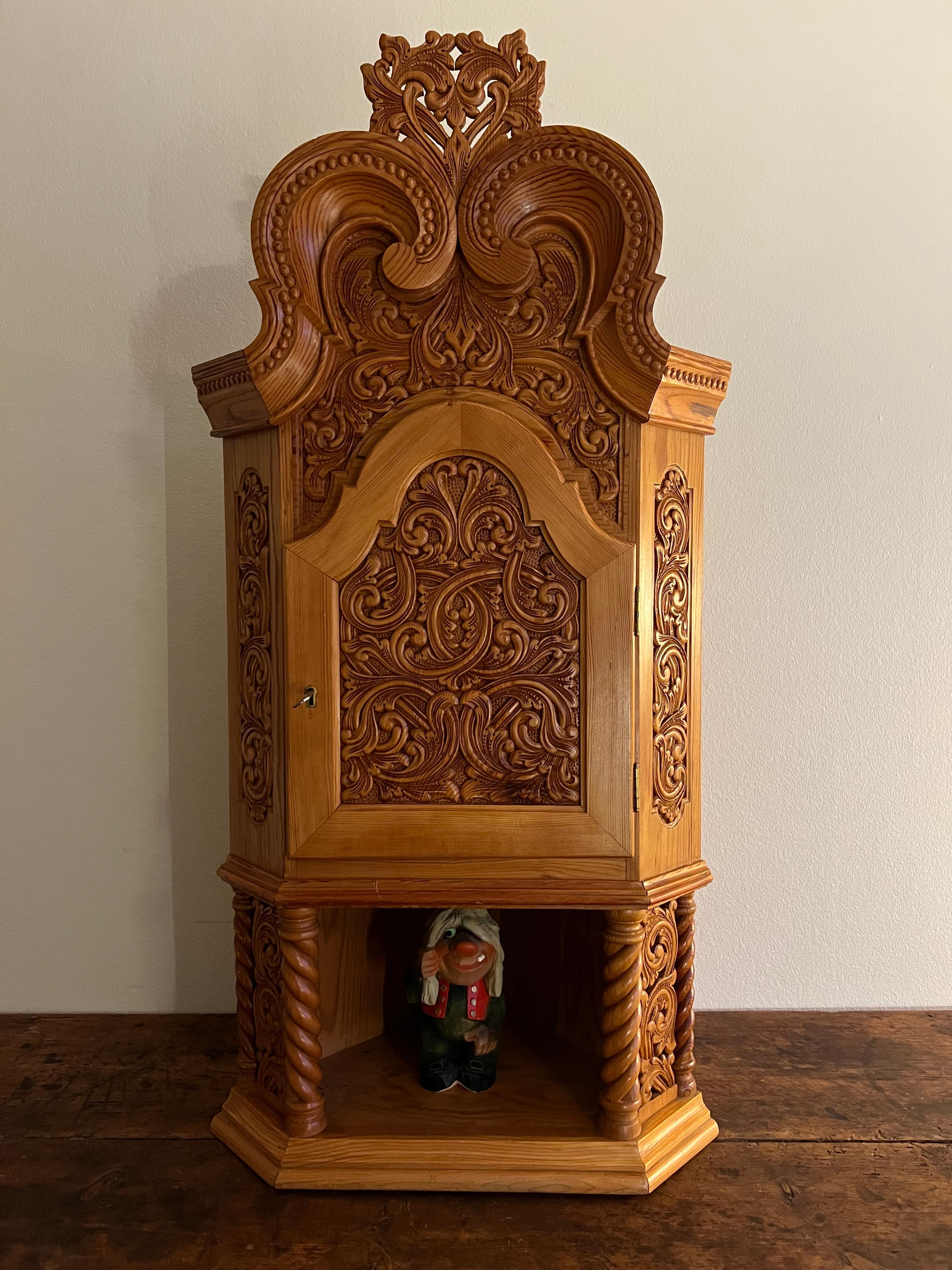 Cabinet d'angle d'art populaire scandinave du début des années 1900 par Martin Dørdal, Norvège en vente 4