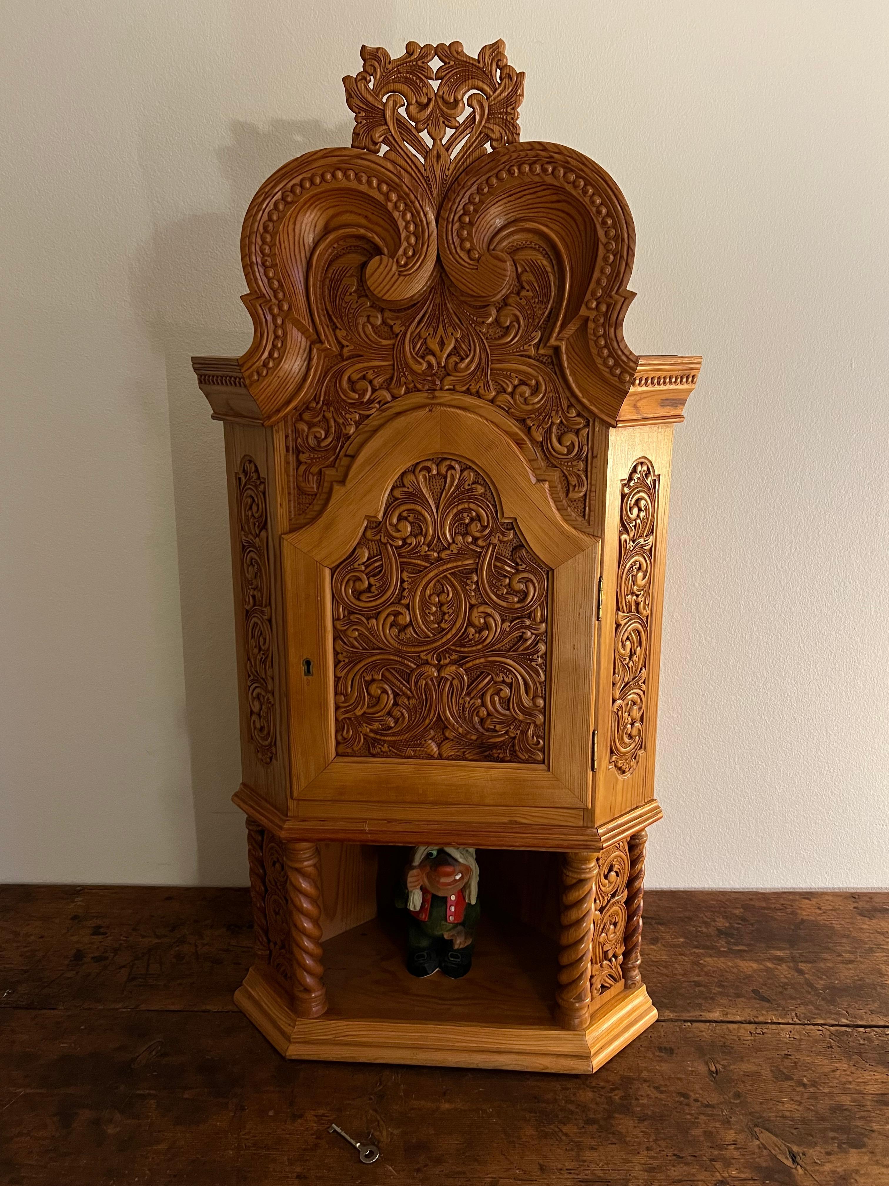 Cabinet d'angle d'art populaire scandinave du début des années 1900 par Martin Dørdal, Norvège en vente 5