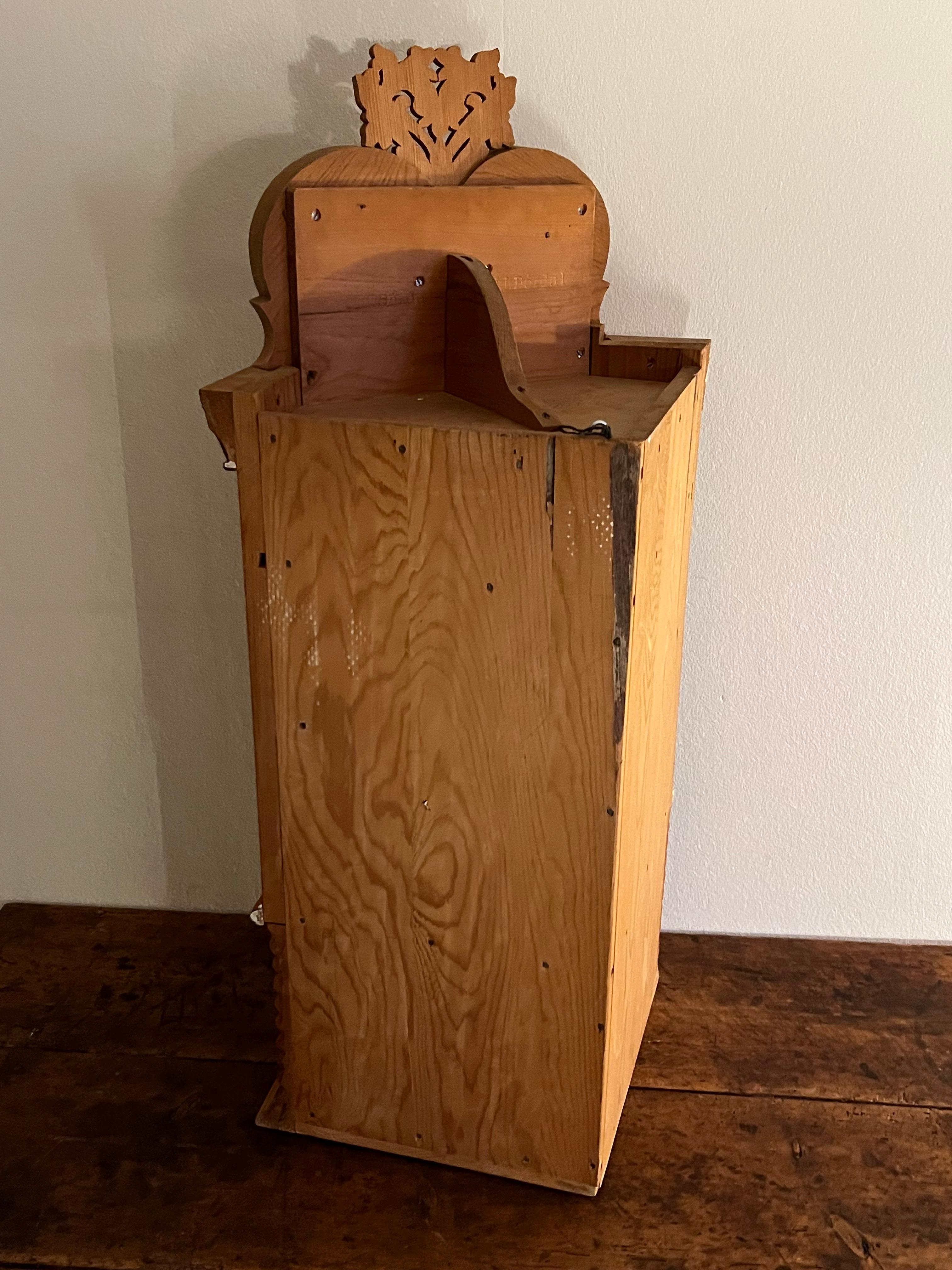 Cabinet d'angle d'art populaire scandinave du début des années 1900 par Martin Dørdal, Norvège en vente 7