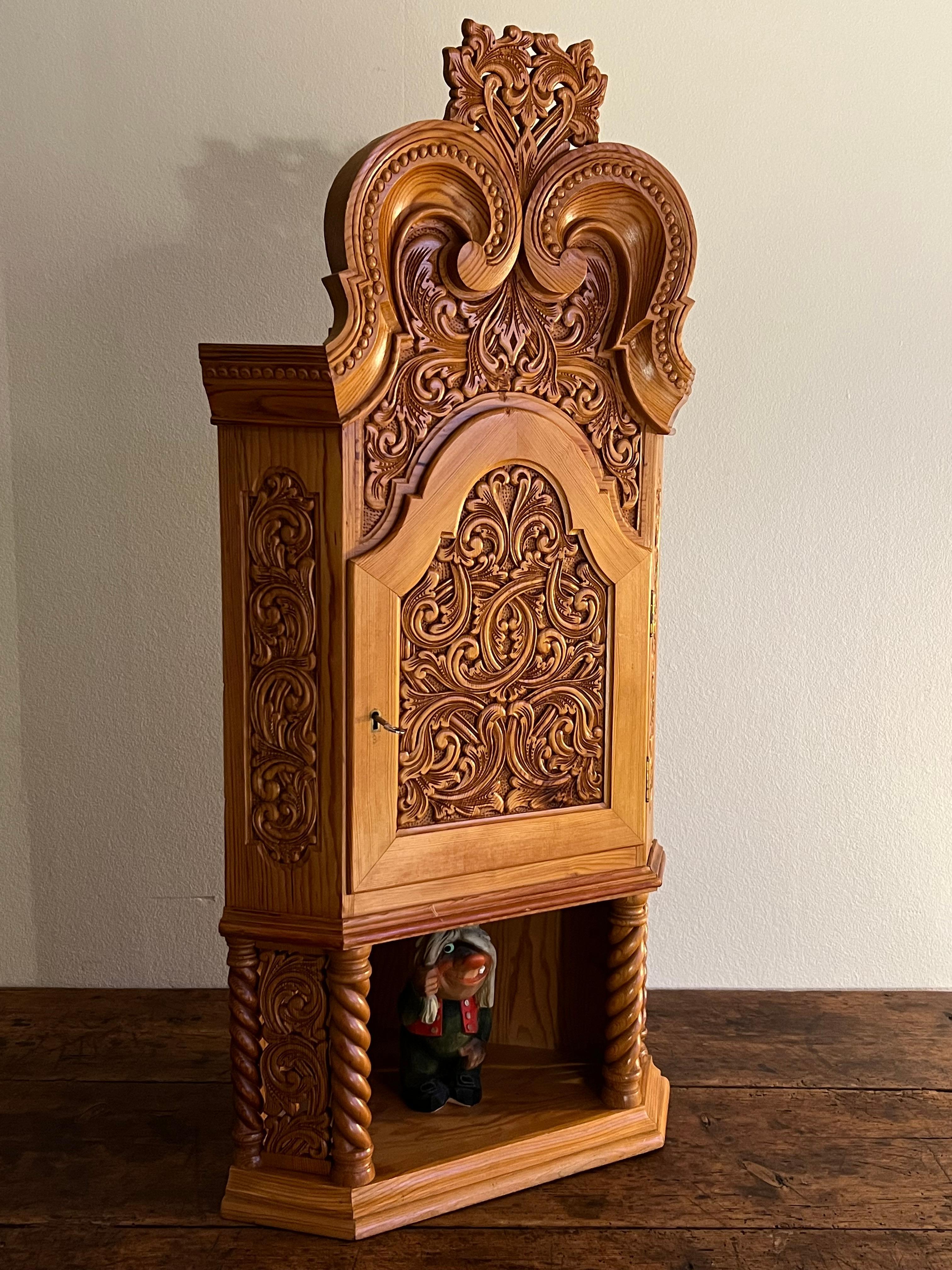 Artisanat Cabinet d'angle d'art populaire scandinave du début des années 1900 par Martin Dørdal, Norvège en vente