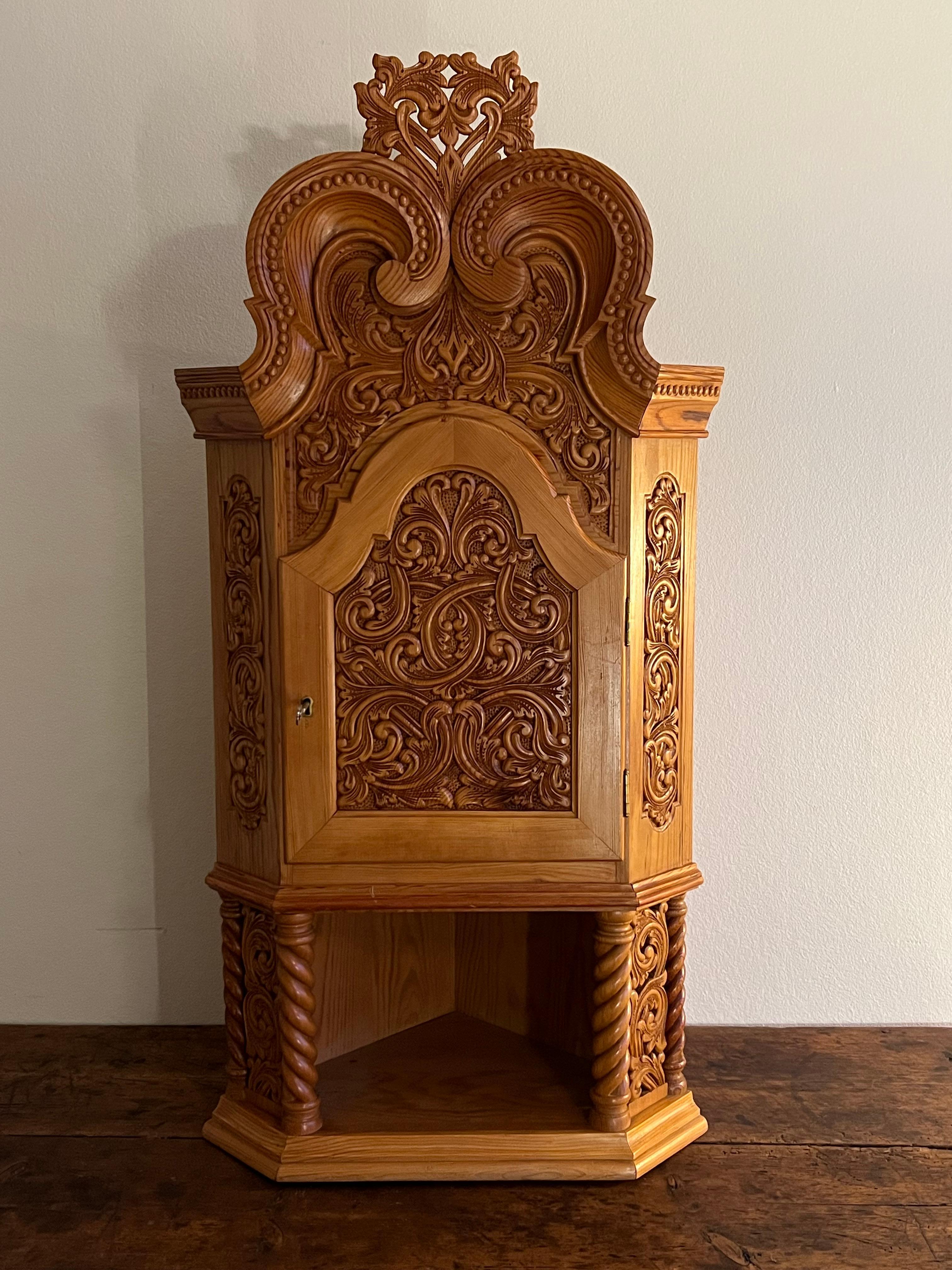 Norvégien Cabinet d'angle d'art populaire scandinave du début des années 1900 par Martin Dørdal, Norvège en vente