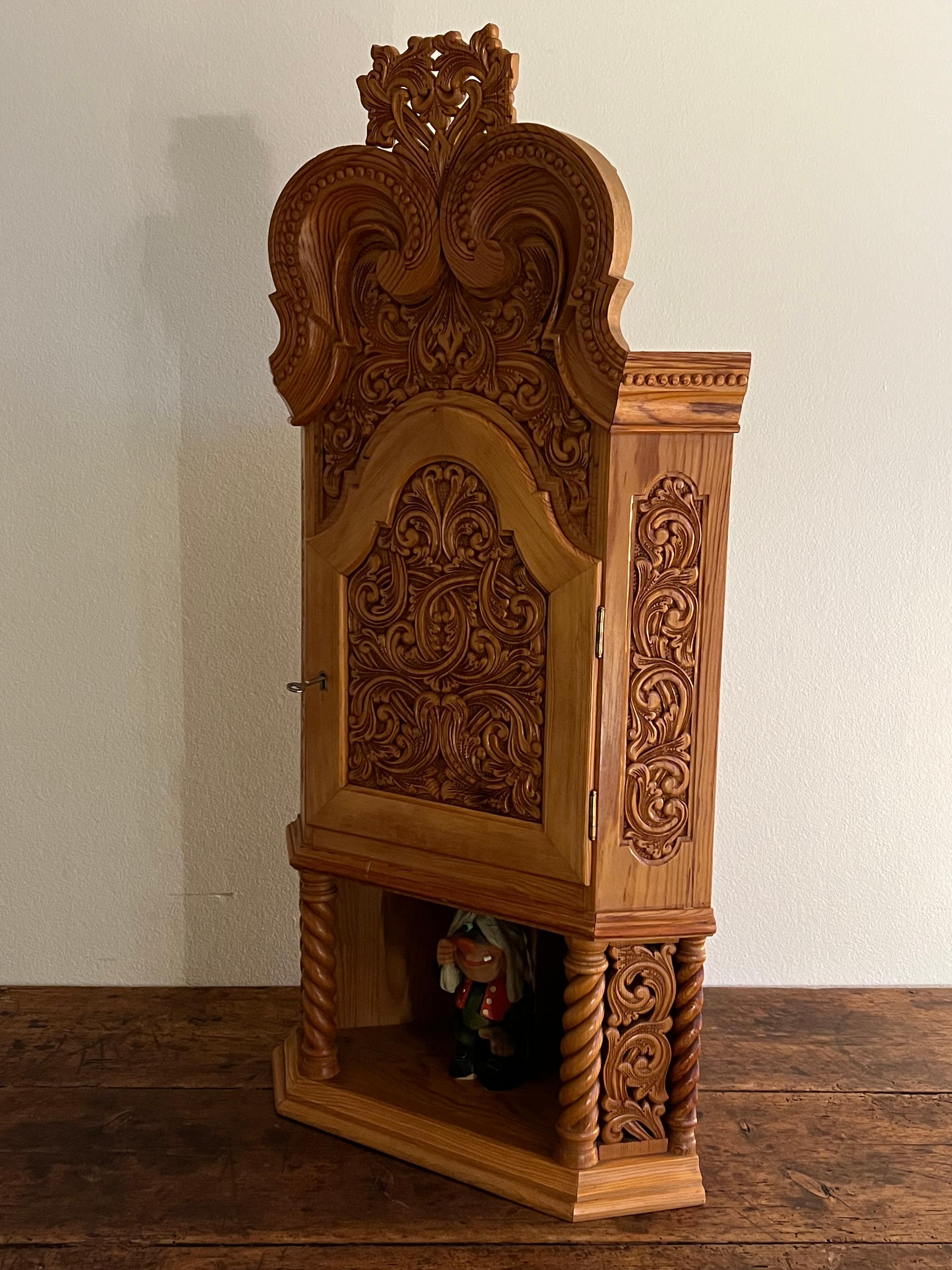 Fait main Cabinet d'angle d'art populaire scandinave du début des années 1900 par Martin Dørdal, Norvège en vente