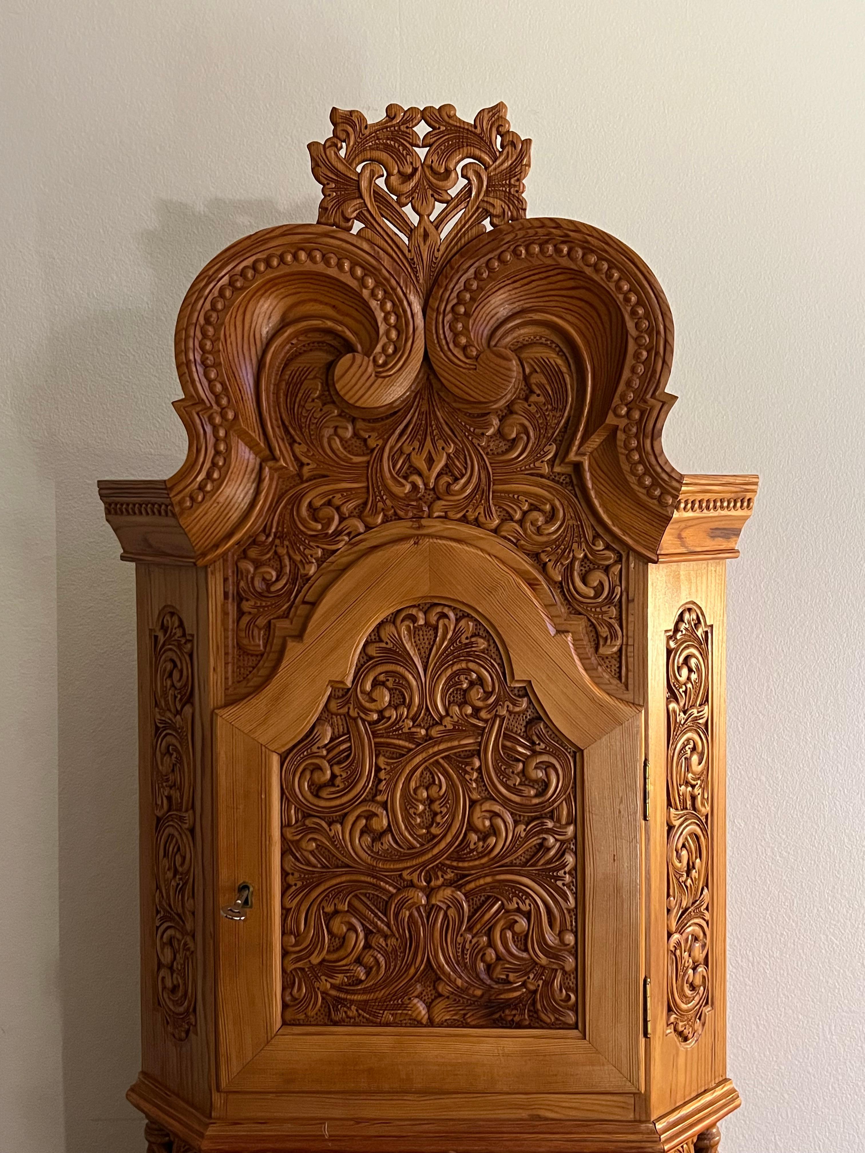 Cabinet d'angle d'art populaire scandinave du début des années 1900 par Martin Dørdal, Norvège Bon état - En vente à Skien, NO