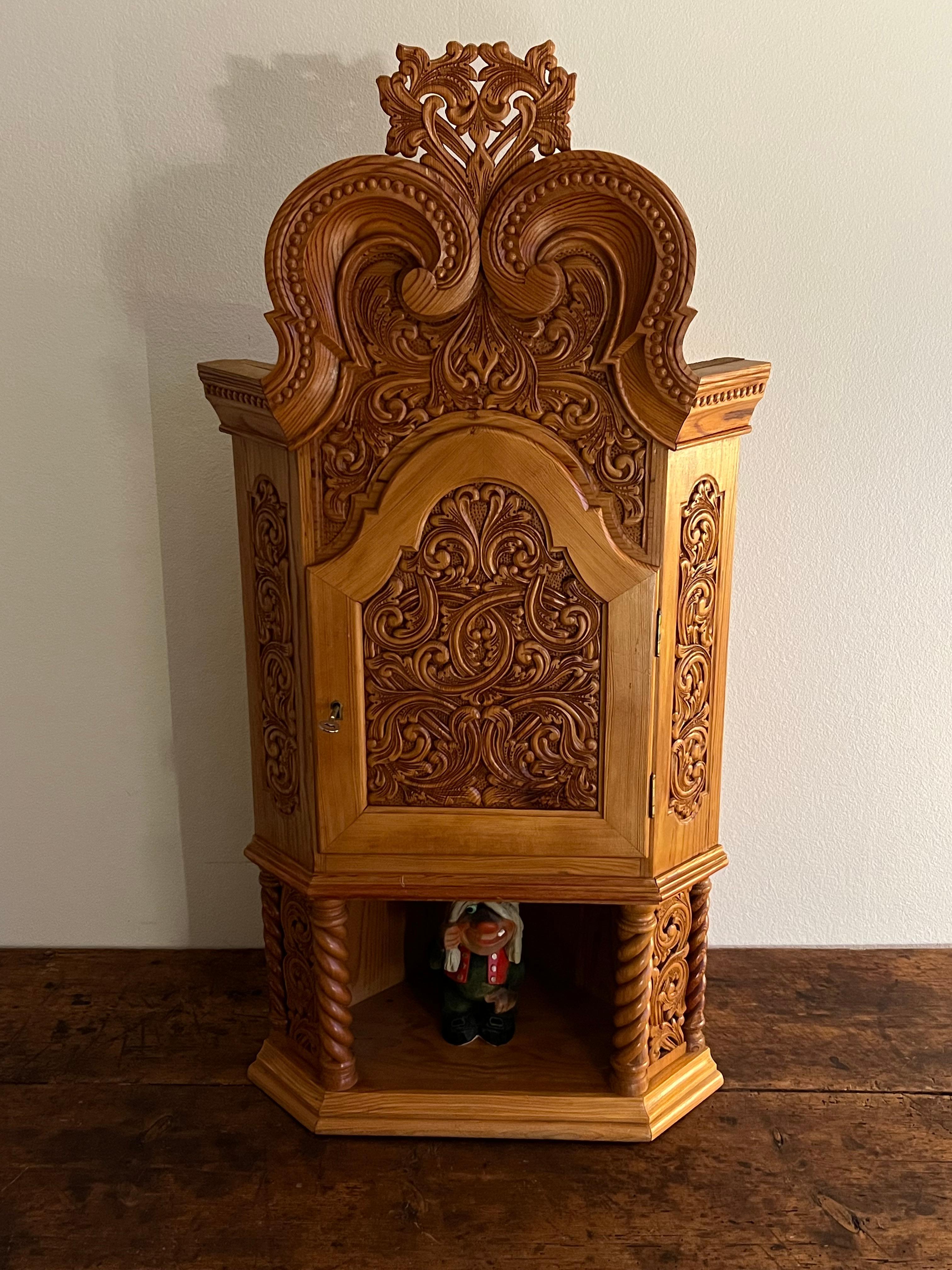 20ième siècle Cabinet d'angle d'art populaire scandinave du début des années 1900 par Martin Dørdal, Norvège en vente