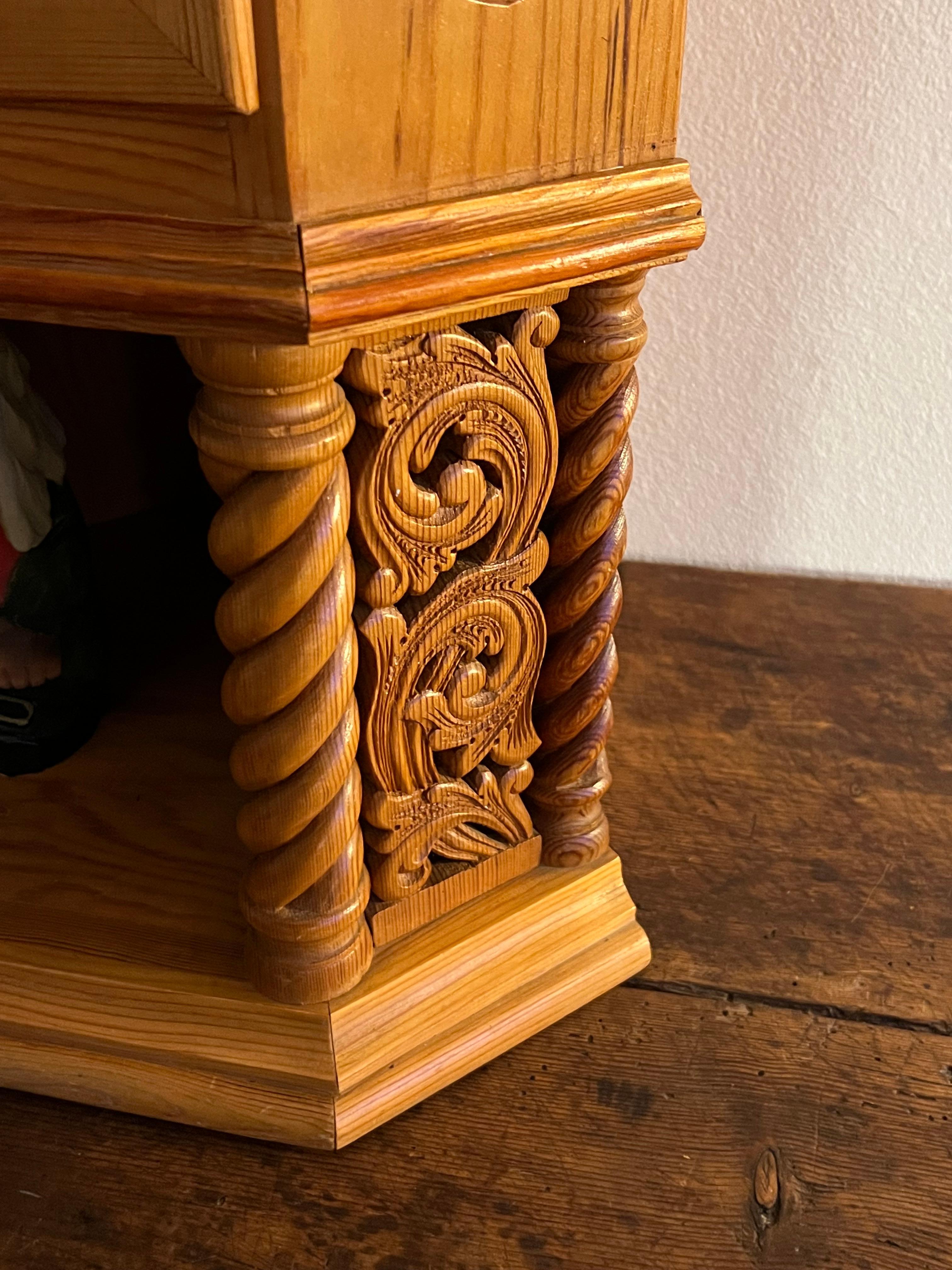 Pin Cabinet d'angle d'art populaire scandinave du début des années 1900 par Martin Dørdal, Norvège en vente