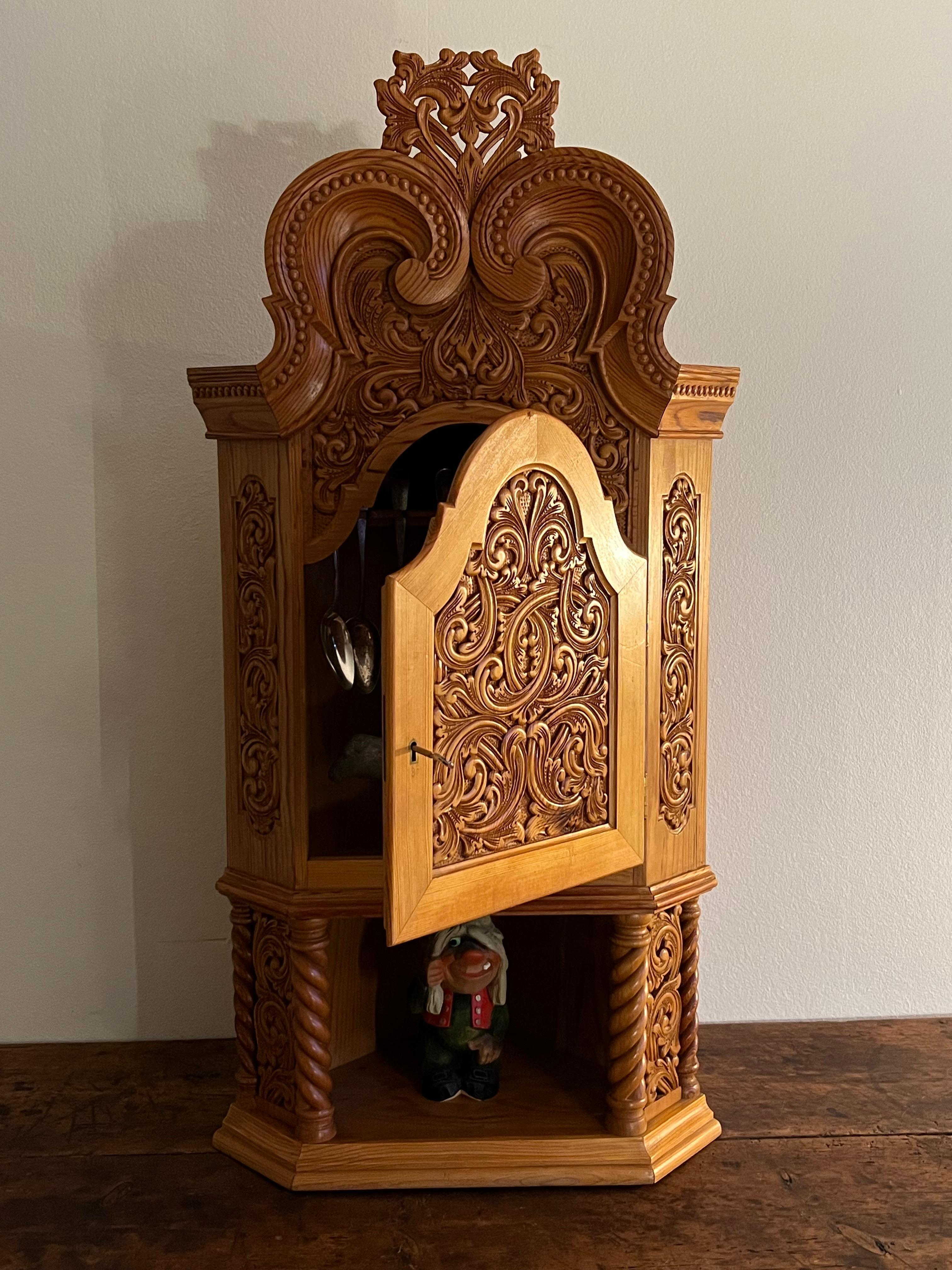 Cabinet d'angle d'art populaire scandinave du début des années 1900 par Martin Dørdal, Norvège en vente 1