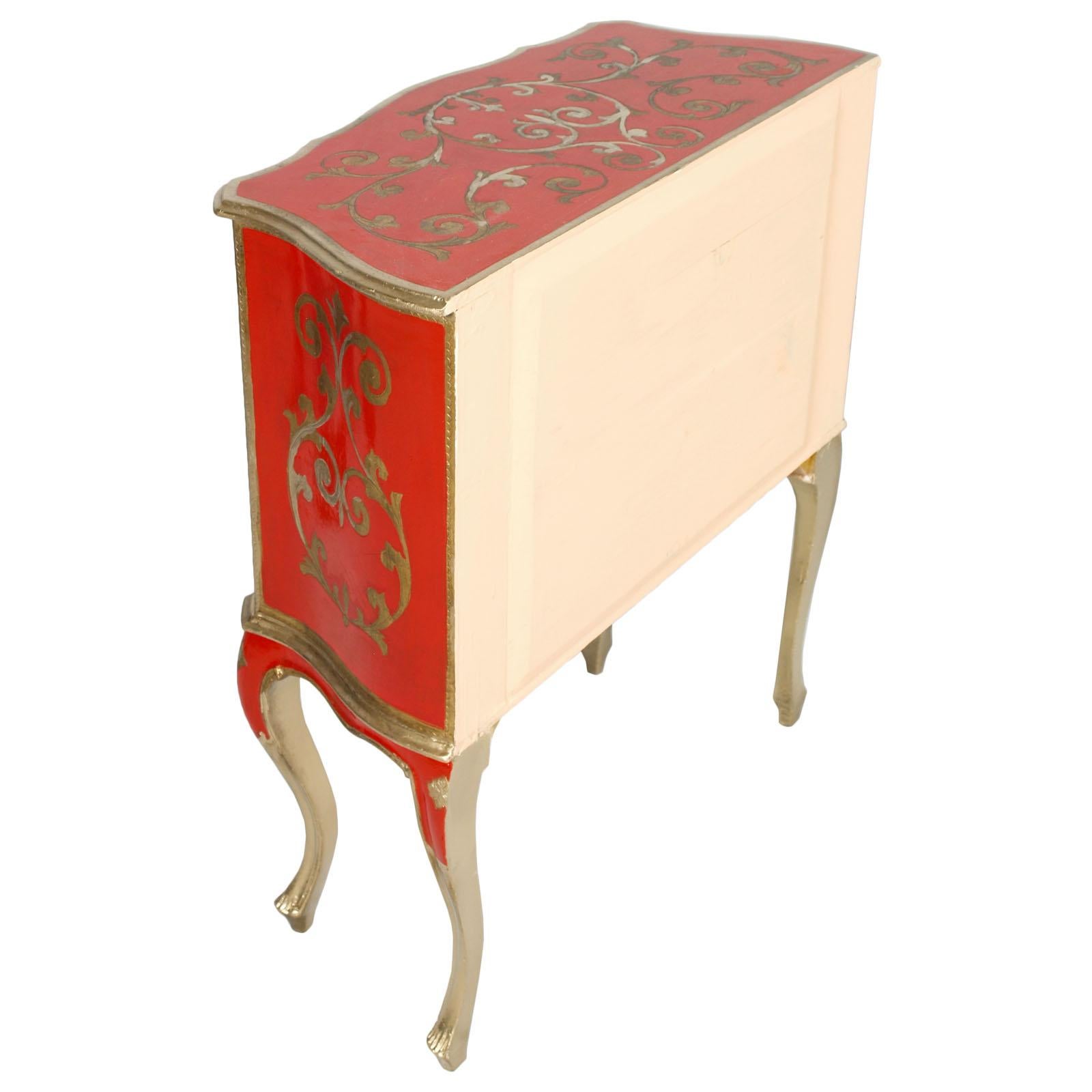 Early 1900s Small Sideboard from Florence, Gold Leaf and Florentine Red Lacquer In Excellent Condition For Sale In Vigonza, Padua