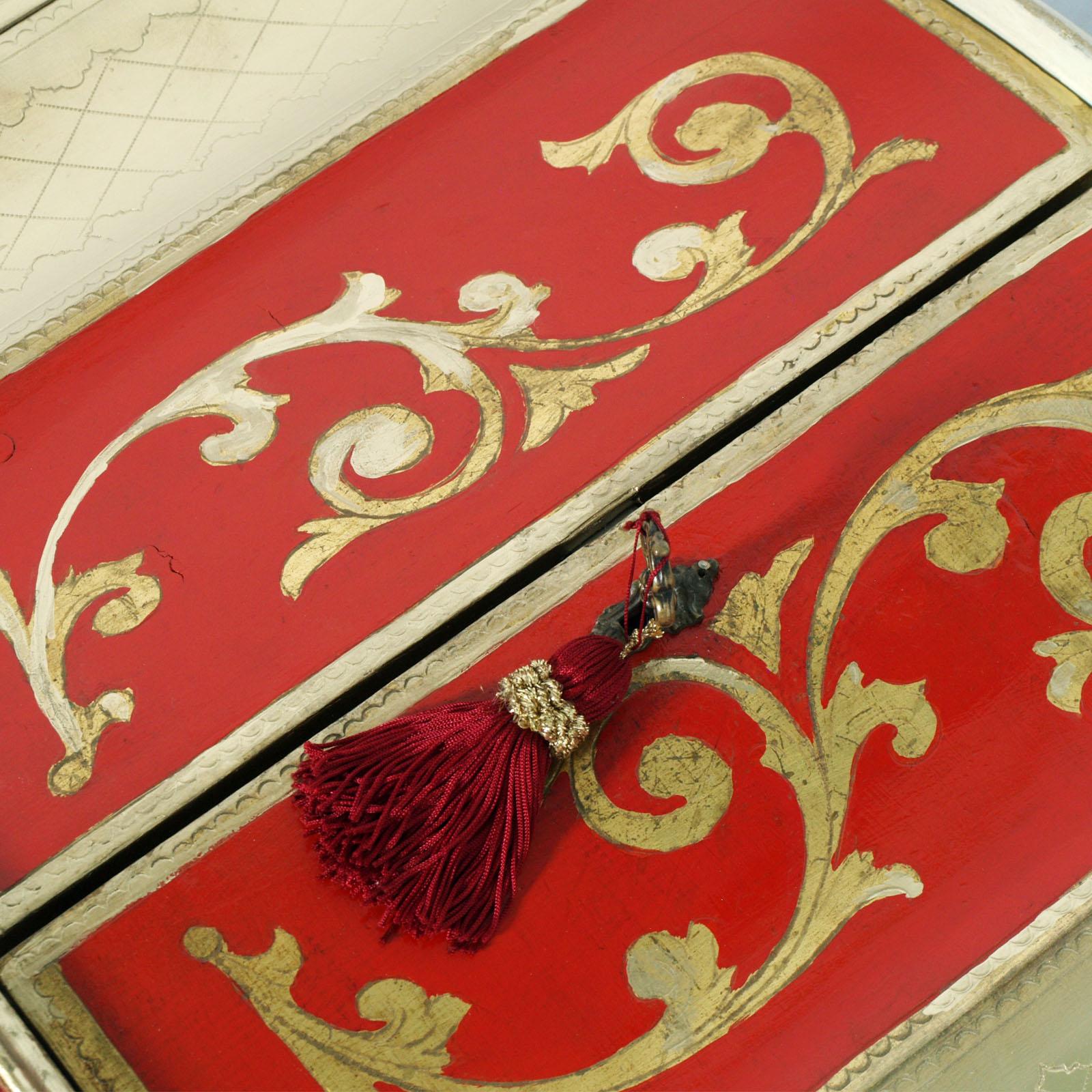 Petit enfilade du début des années 1900 provenant de Florence, feuille d'or et laque rouge florentine en vente 1