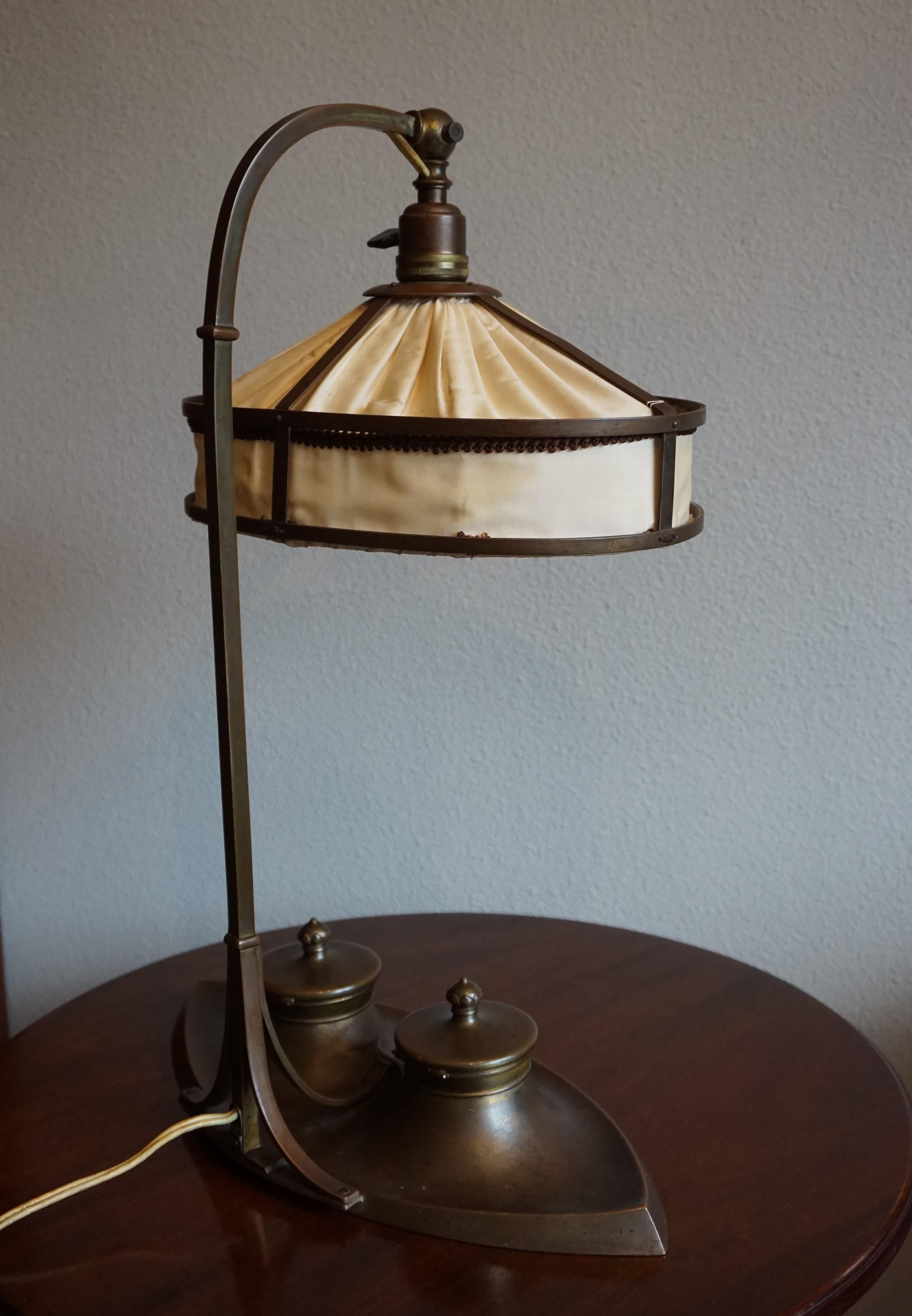 Atemberaubendes Design Arts & Crafts Bronze & Messing Tischlampe und Tinte Set aus den frühen 1900er Jahren im Angebot 2