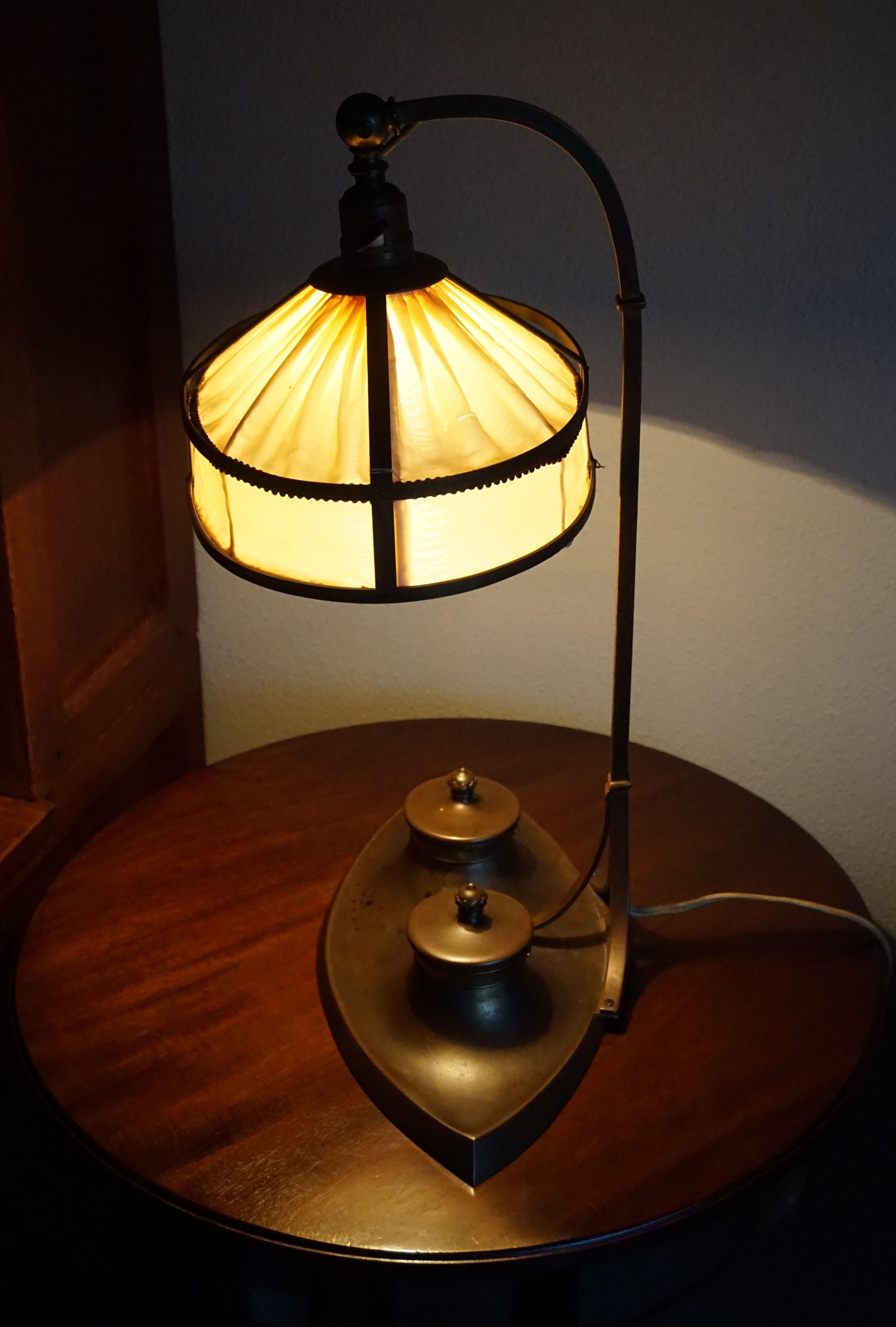 Atemberaubendes Design Arts & Crafts Bronze & Messing Tischlampe und Tinte Set aus den frühen 1900er Jahren im Angebot 5
