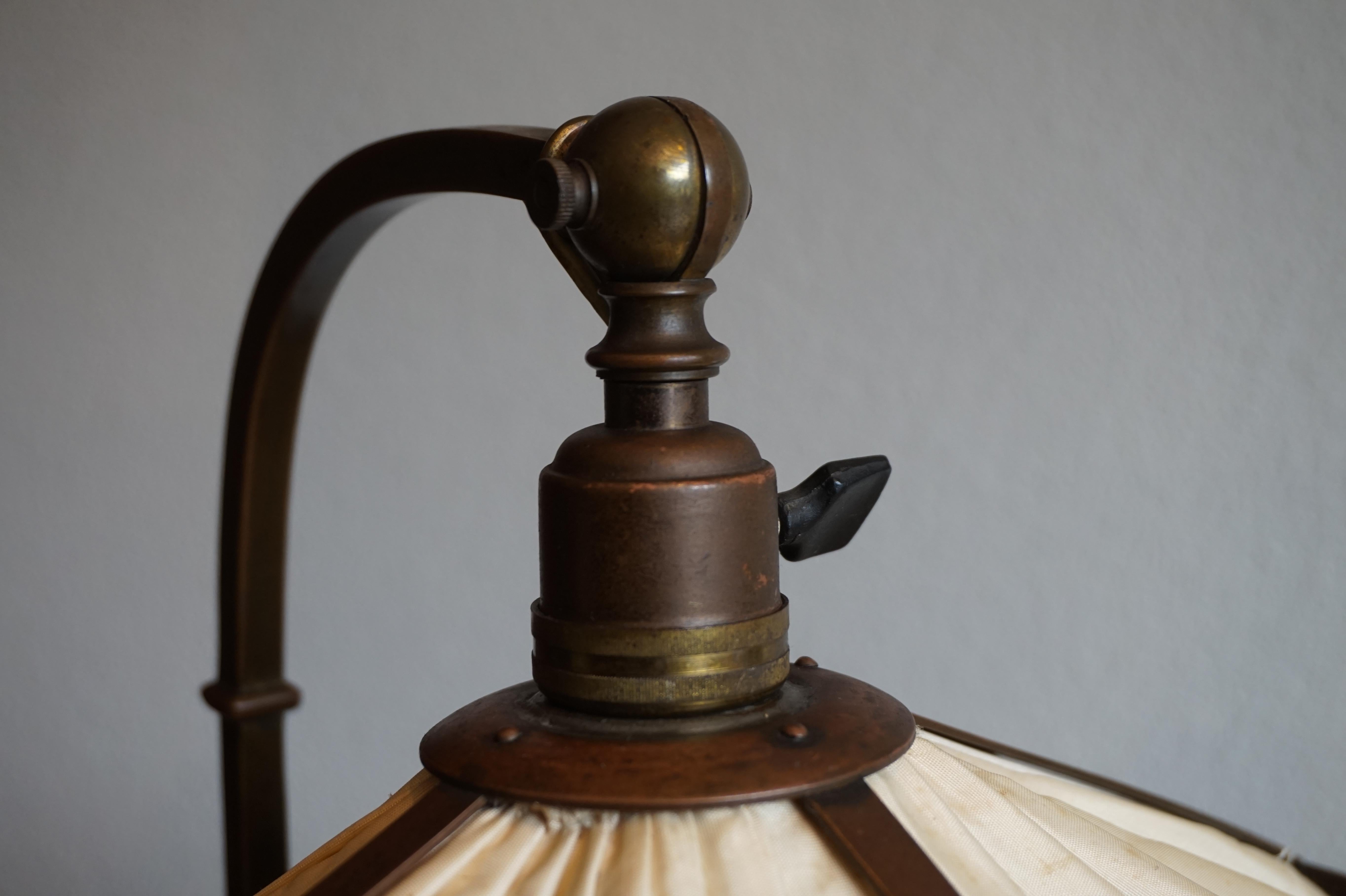 Atemberaubendes Design Arts & Crafts Bronze & Messing Tischlampe und Tinte Set aus den frühen 1900er Jahren im Angebot 7