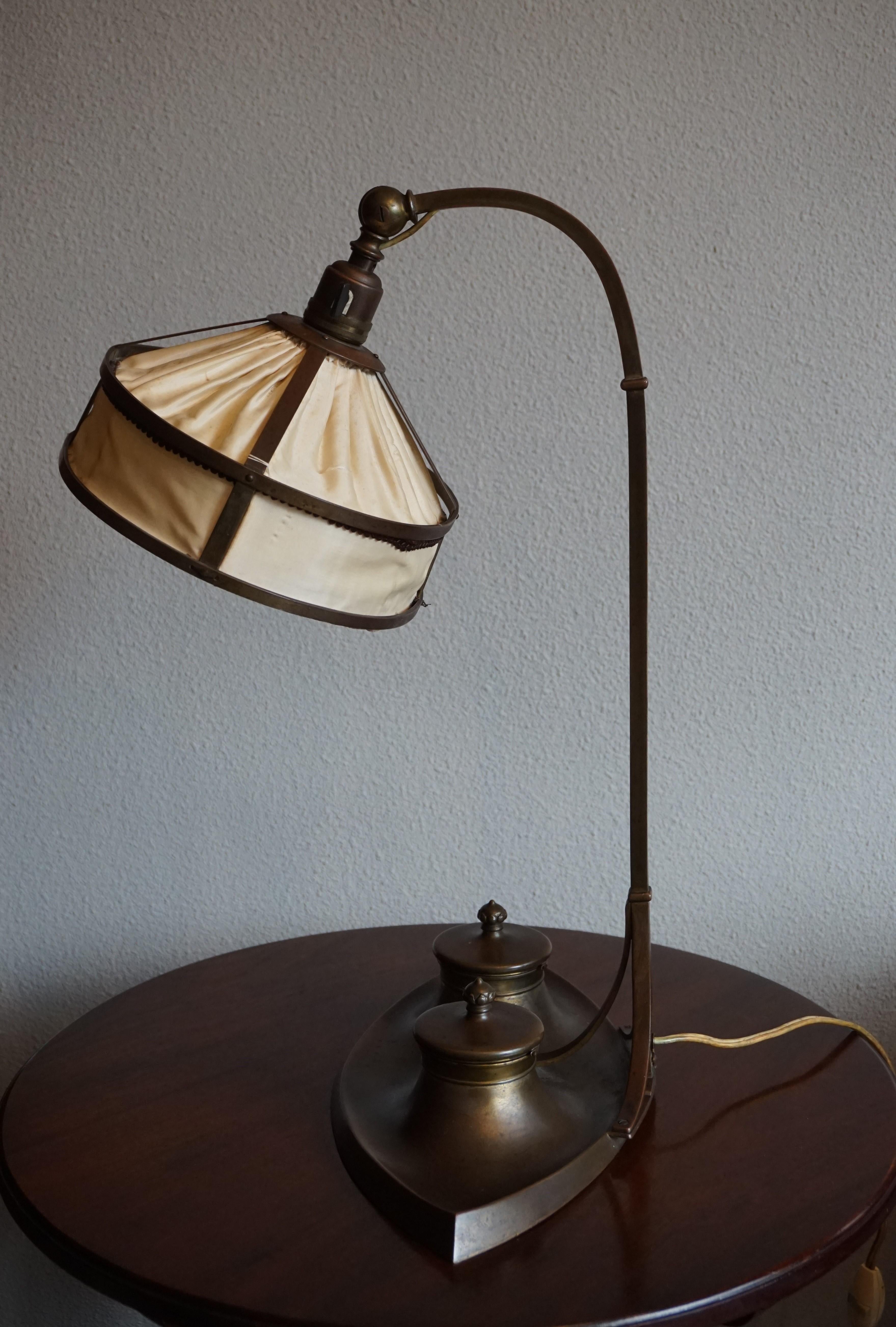 Atemberaubendes Design Arts & Crafts Bronze & Messing Tischlampe und Tinte Set aus den frühen 1900er Jahren im Angebot 9