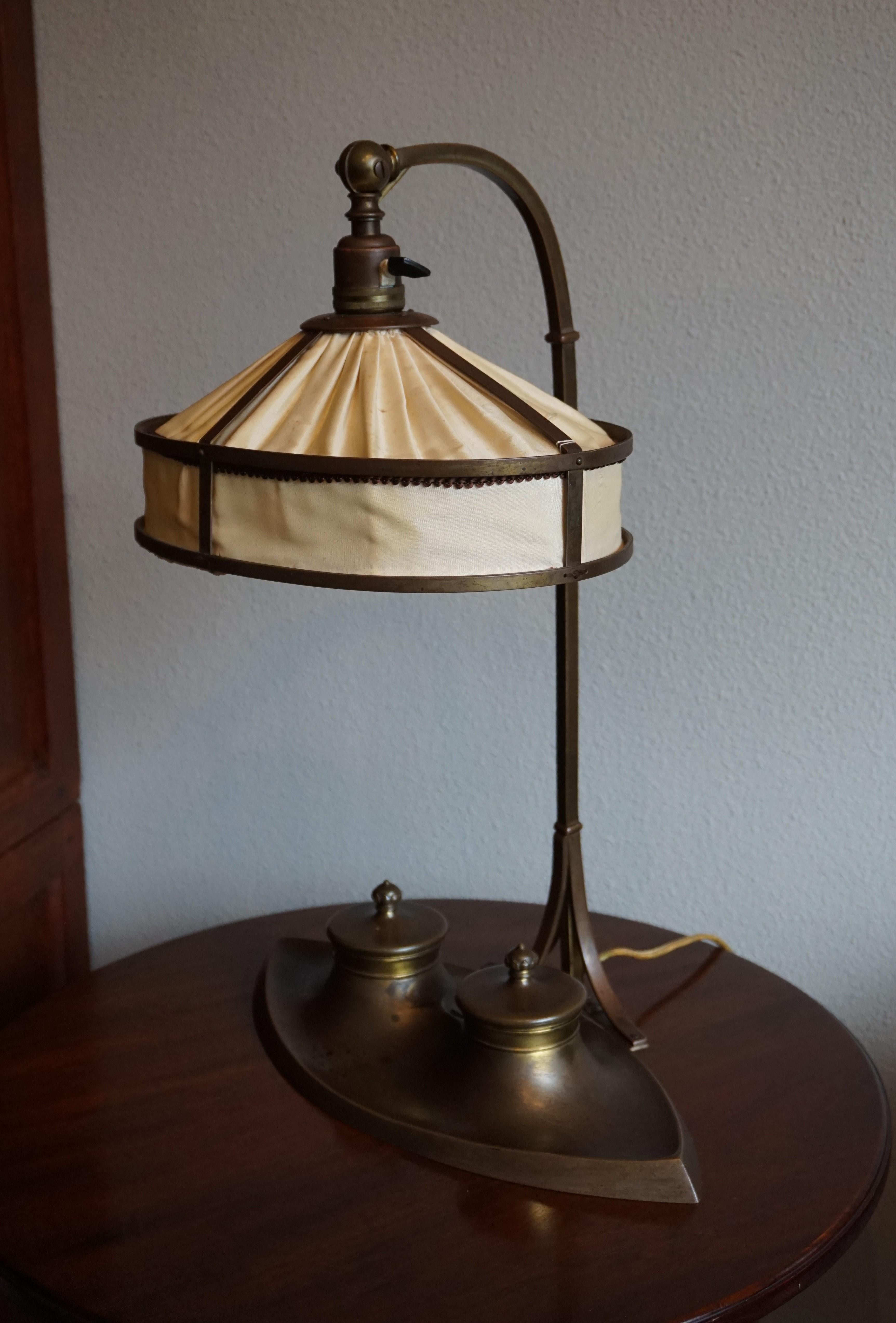 Beautiful and very stylish Arts & Crafts table or desk lamp.

If you are looking for a one of a kind table or desk lamp to grace your home or office space then this top quality piece of Arts & Crafts workmanship could be flying your way soon. The