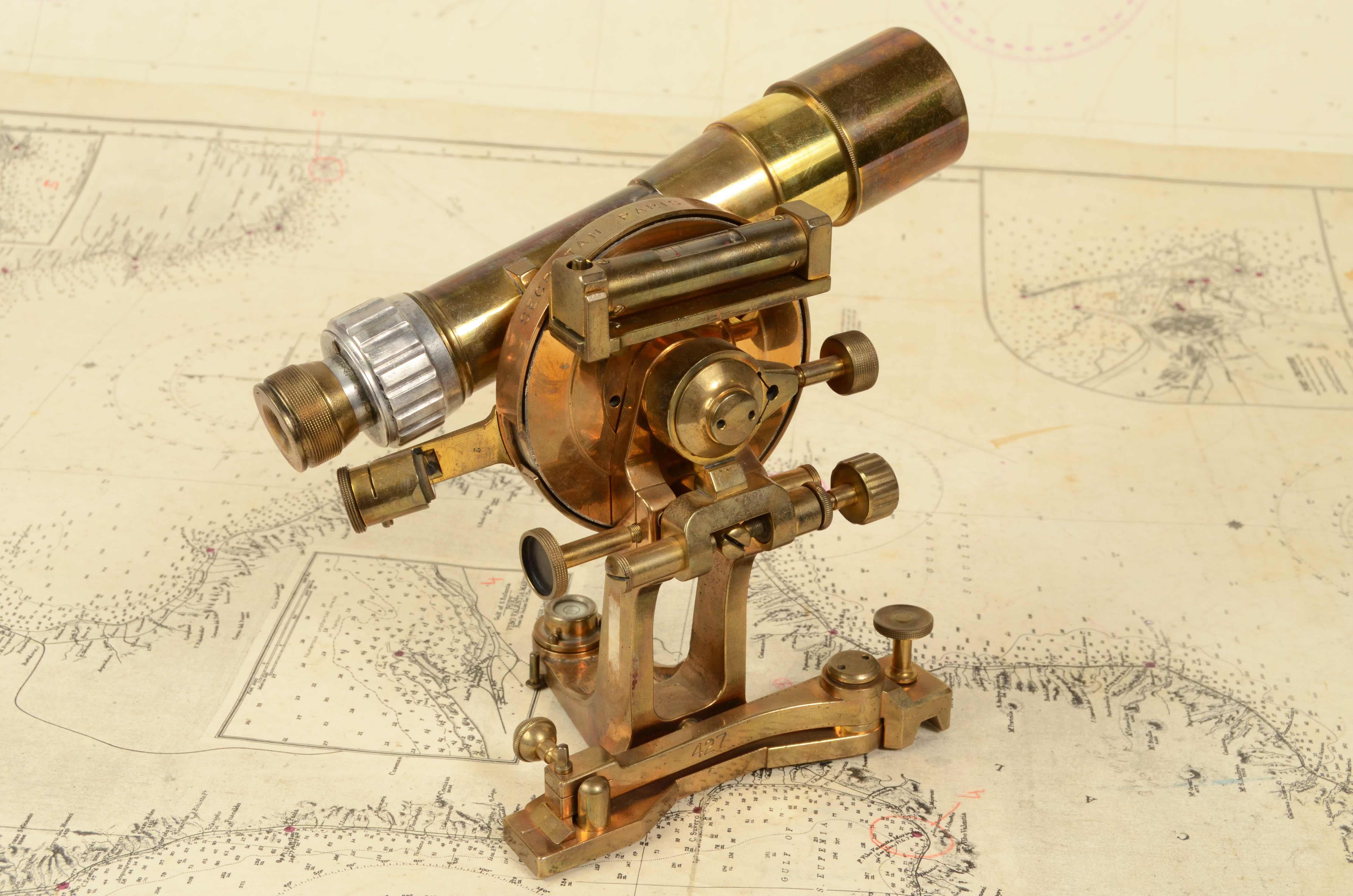 Telescope diopter for praetorian tablet signed Secretan Paris n. 3733 from the early 1900s. Praetorian Tablet: the name derives from Pretorius, a professor in Altdorf, who conceived it in 1590. Used to trace medium and small scale maps, as it allows