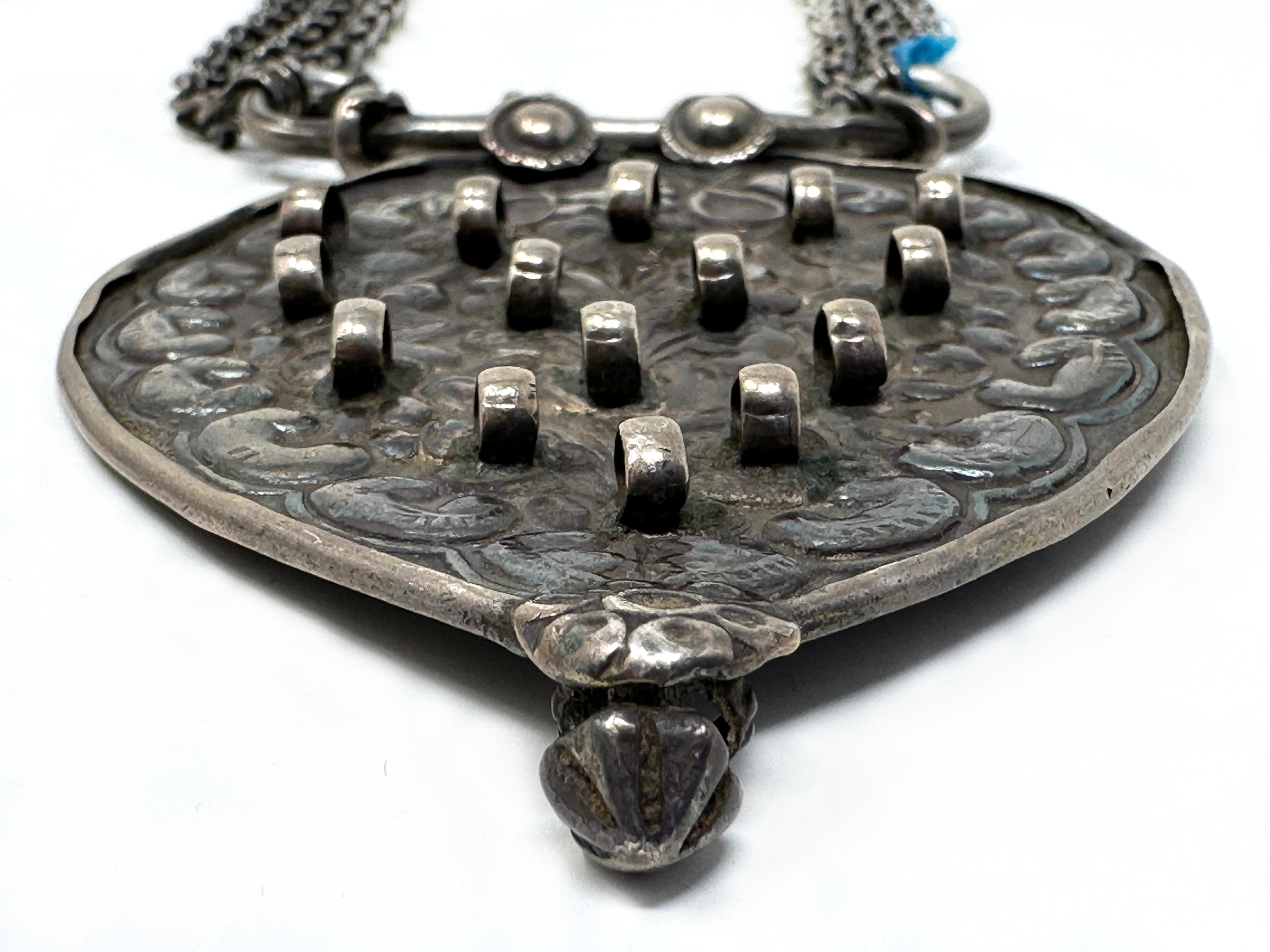 EARLY 1900’s Tribal MUGHAL EAST INDIAN OLD SILVER Chain and Pendant NECKLACE For Sale 3