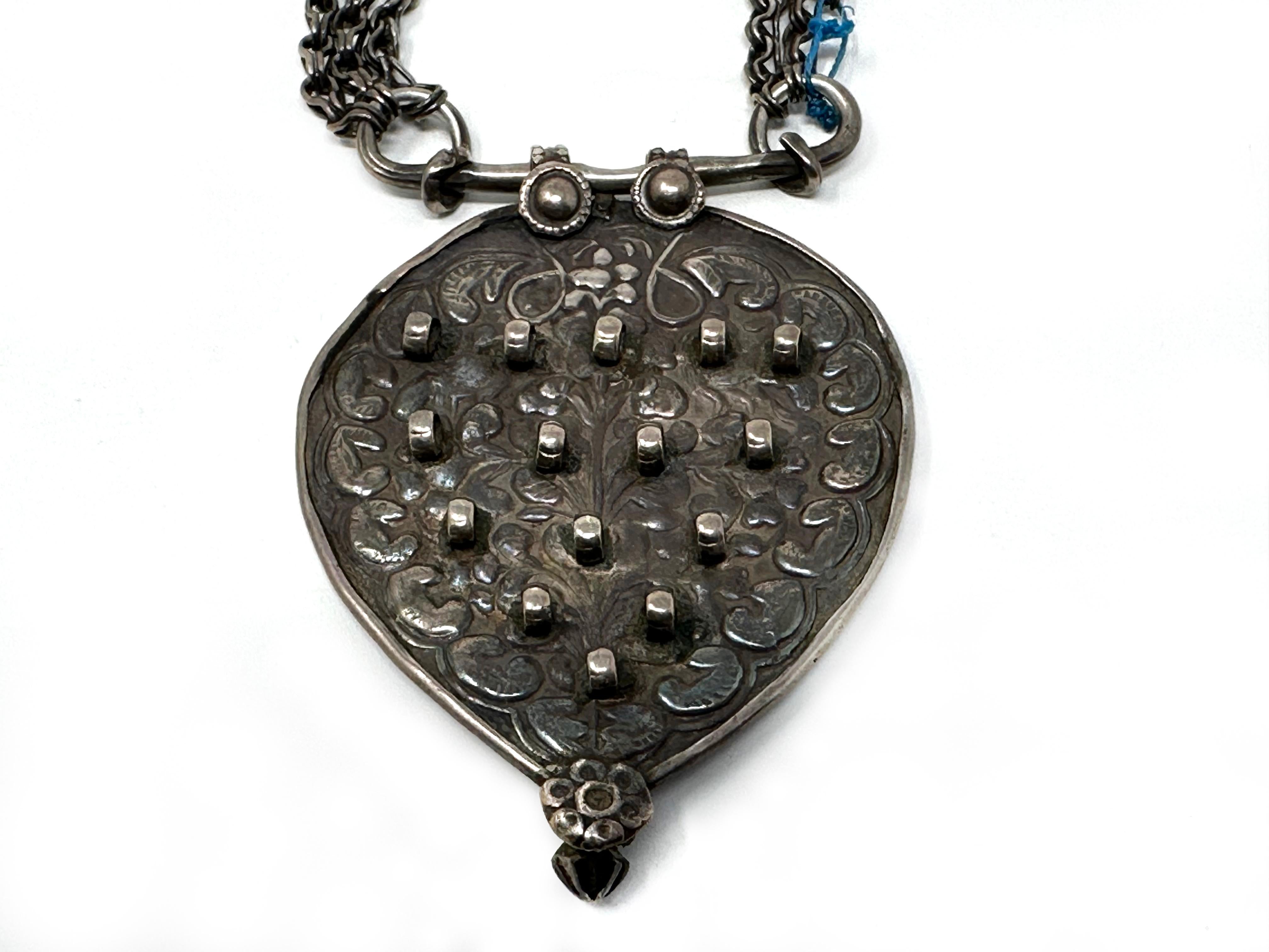 EARLY 1900’s Tribal MUGHAL EAST INDIAN OLD SILVER Chain and Pendant NECKLACE For Sale 4