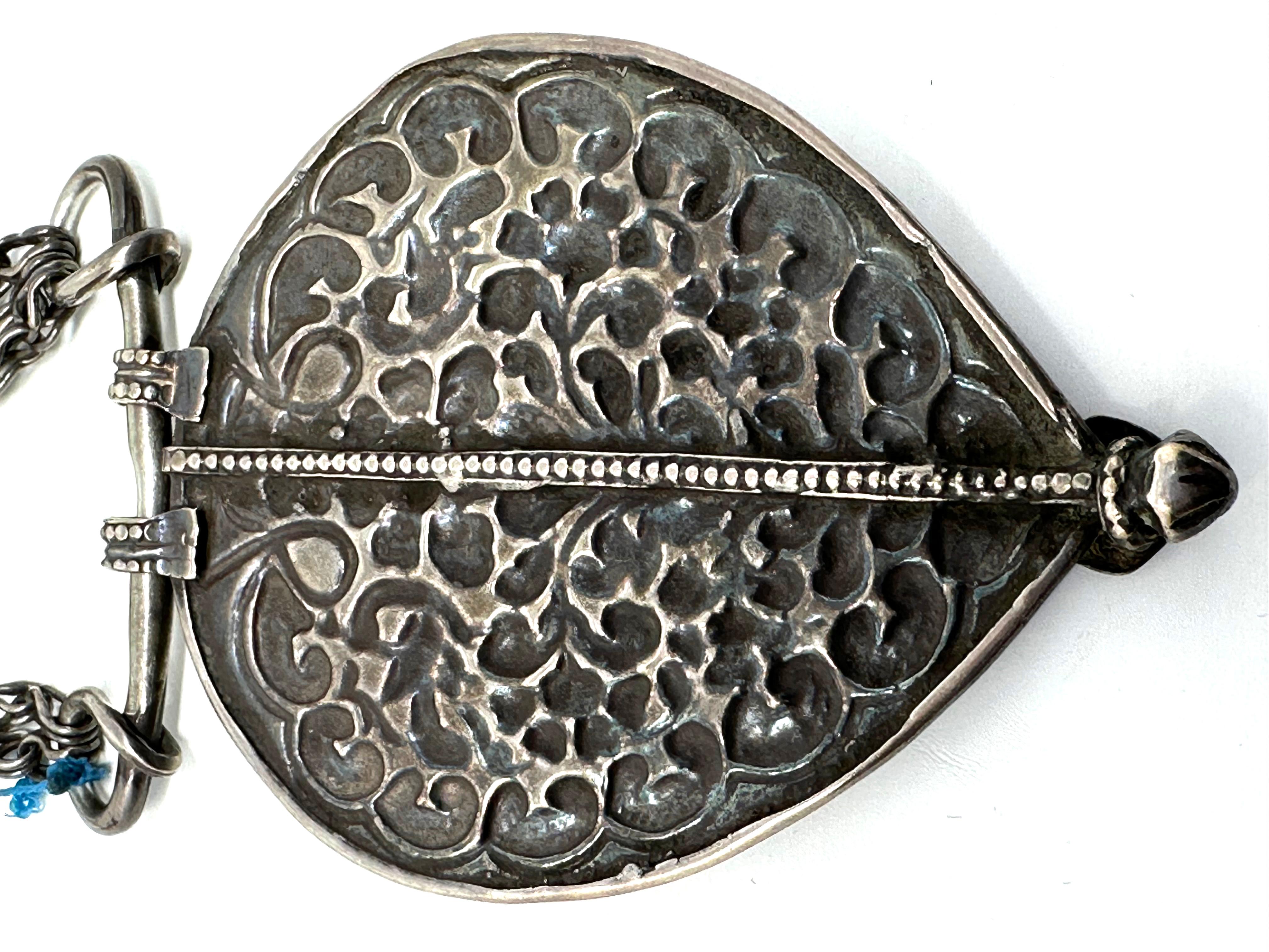 Collier avec chaîne et pendentif en argent ancien MUGHAL EAST INDIAN EARLY 1900's Tribal en vente 9