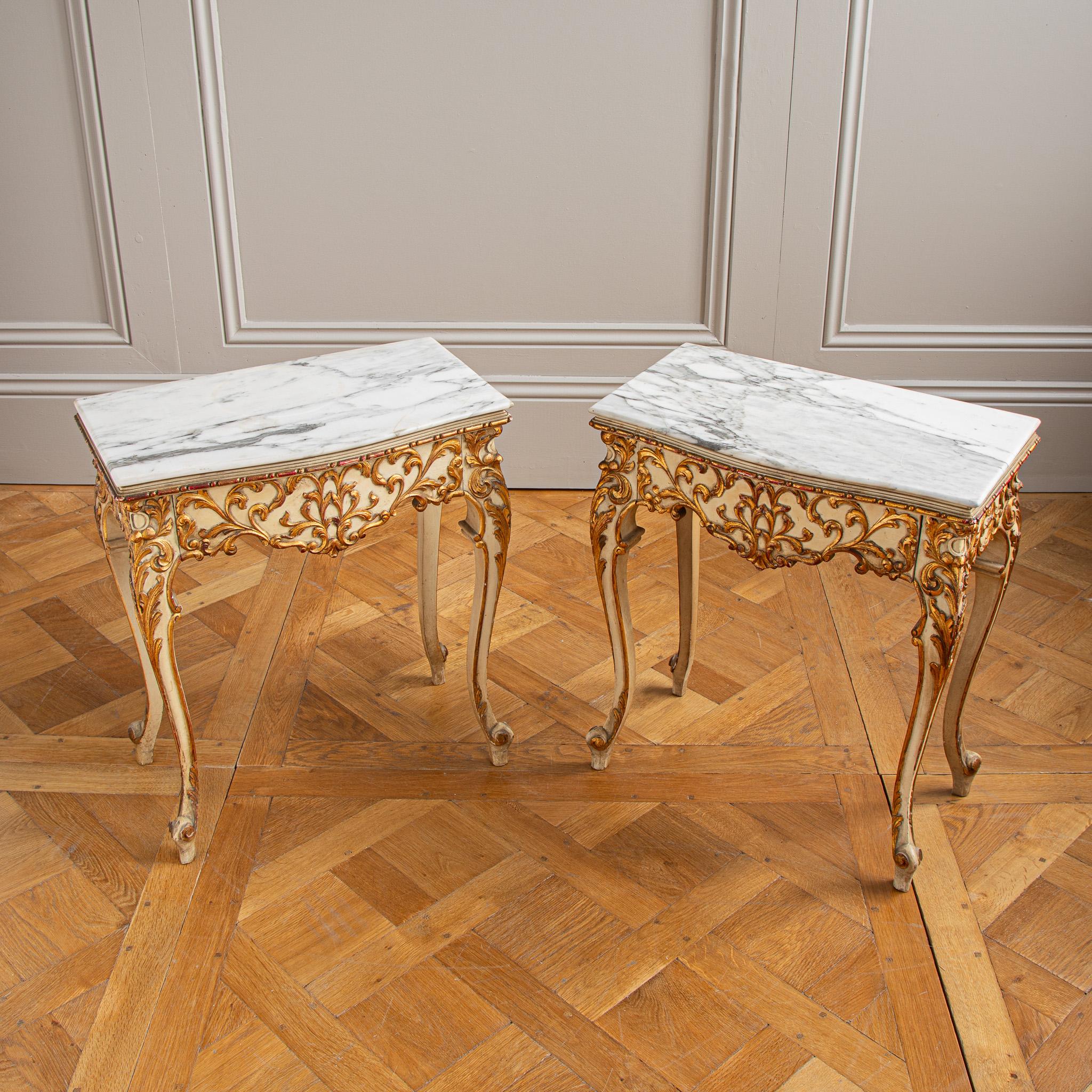 Tables de chevet italiennes de style vénitien peintes avec bois doré du début des années 1900 en vente 3